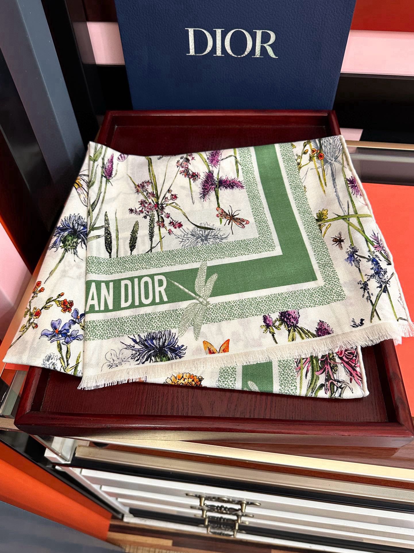 新款。2010迪奥 太美了[嘴唇]ZG同步 双面同色 [吃瓜]下手一定要快[嘴唇]四季都可以用[勾引]真