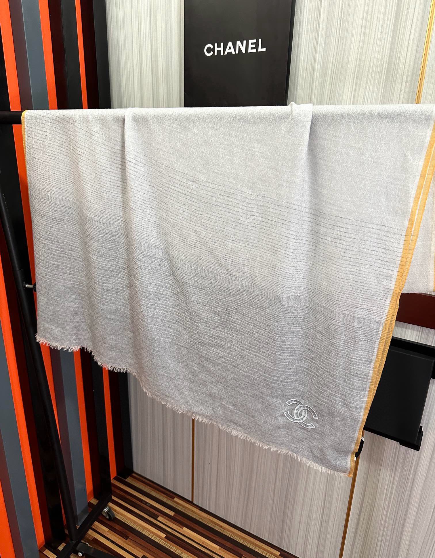 上新。2010 小香👍重磅推荐🎀太美了，人人都喜欢💕时潮人都有好几条围巾放在衣橱，🧣换条围巾就足够让你有