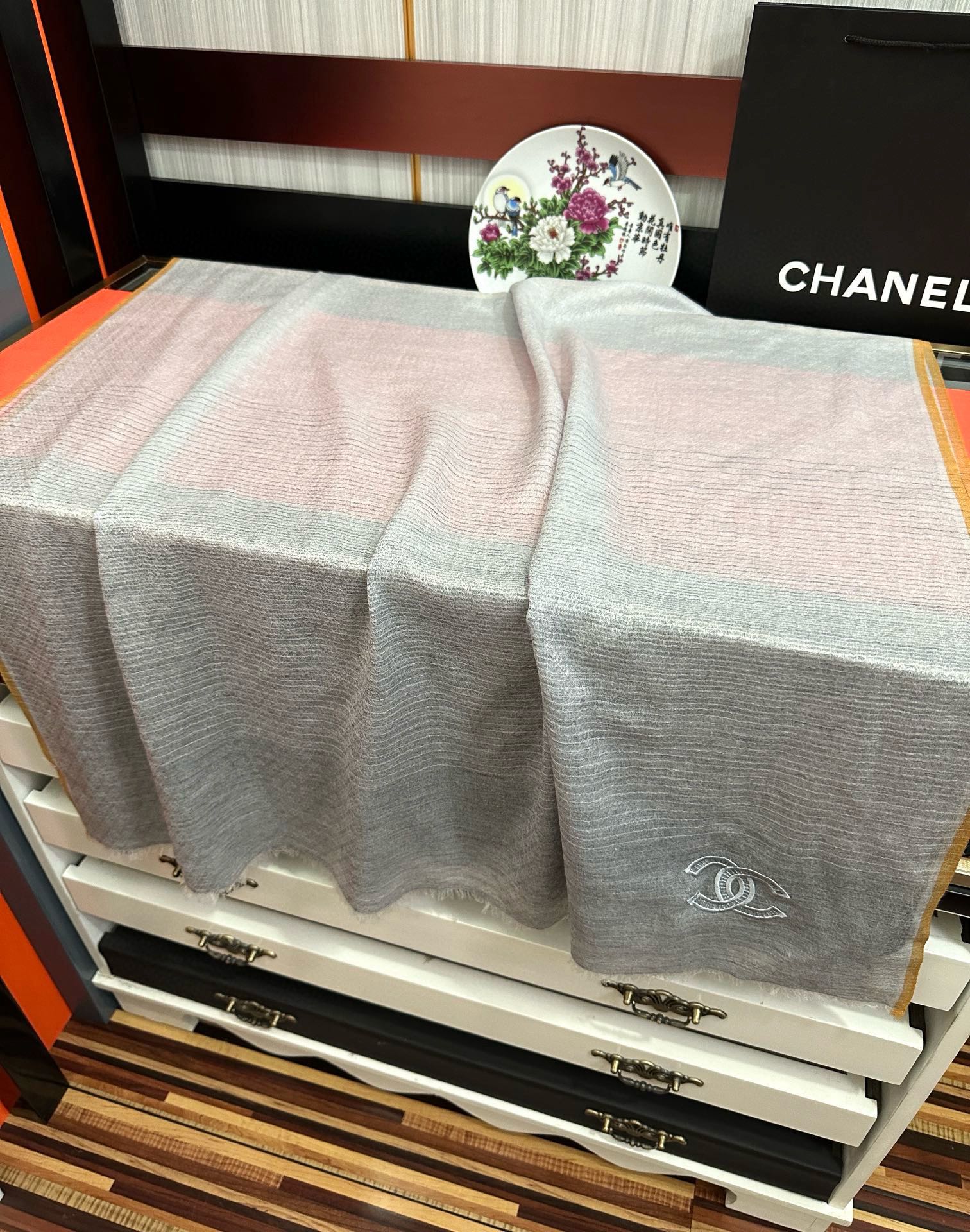 上新。2010 小香👍重磅推荐🎀太美了，人人都喜欢💕时潮人都有好几条围巾放在衣橱，🧣换条围巾就足够让你有