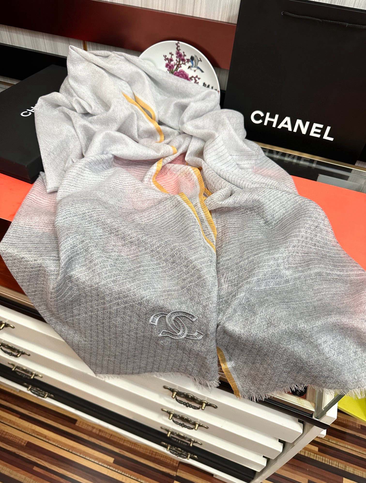 上新。2010 小香👍重磅推荐🎀太美了，人人都喜欢💕时潮人都有好几条围巾放在衣橱，🧣换条围巾就足够让你有