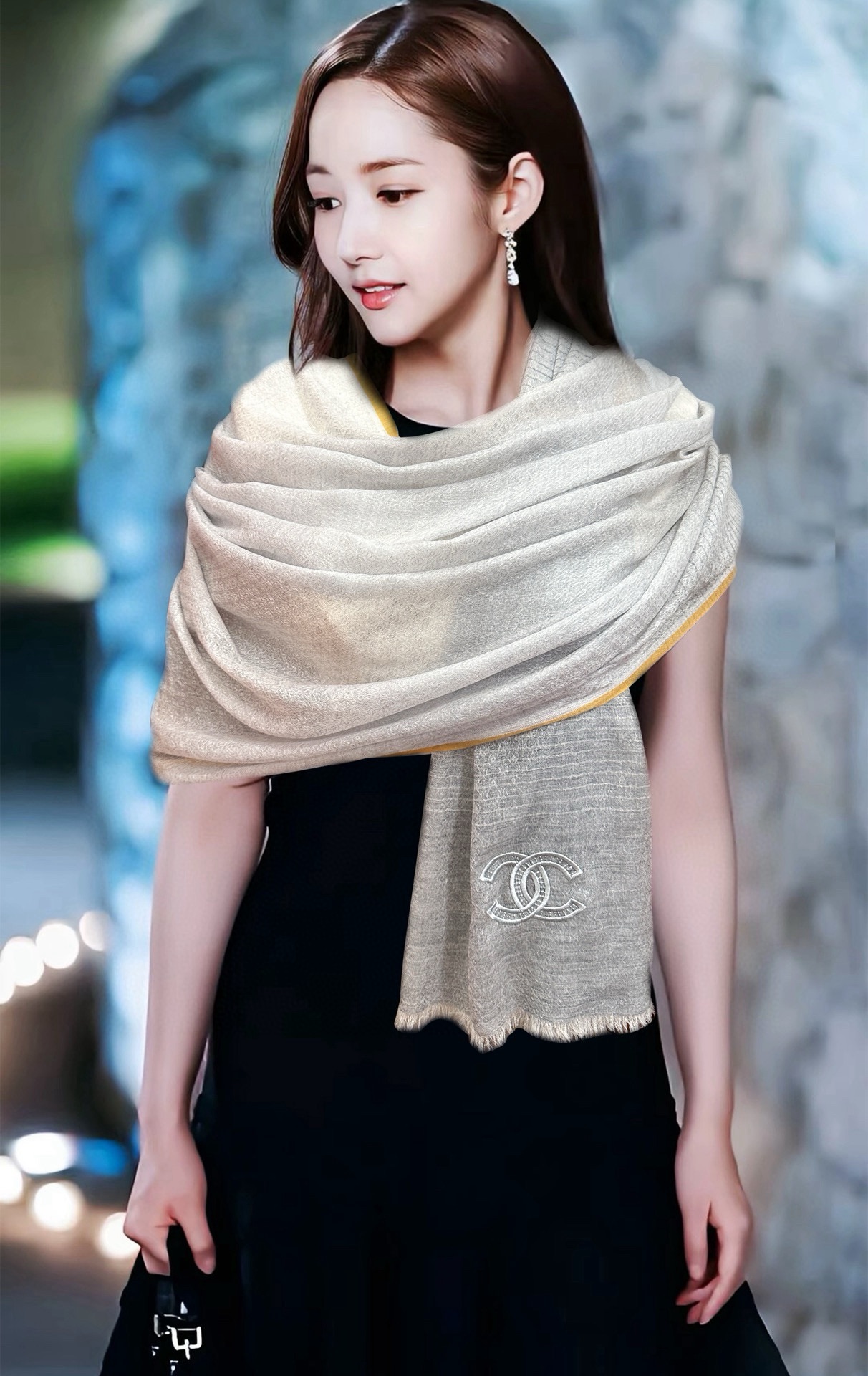 上新。2010 小香👍重磅推荐🎀太美了，人人都喜欢💕时潮人都有好几条围巾放在衣橱，🧣换条围巾就足够让你有