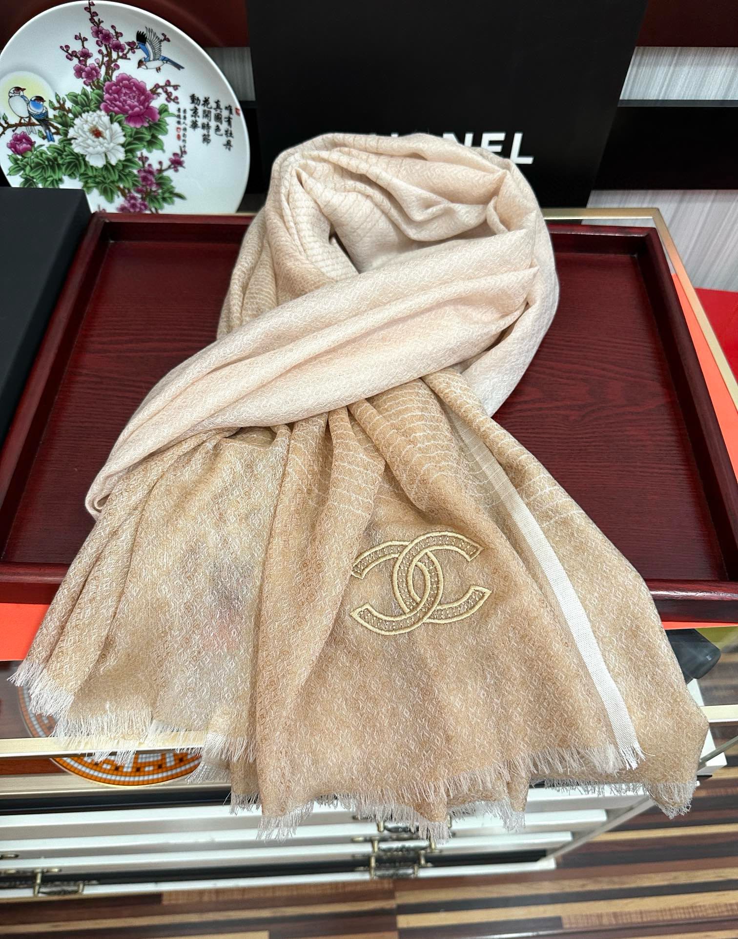 上新。2010 小香👍重磅推荐🎀太美了，人人都喜欢💕时潮人都有好几条围巾放在衣橱，🧣换条围巾就足够让你有