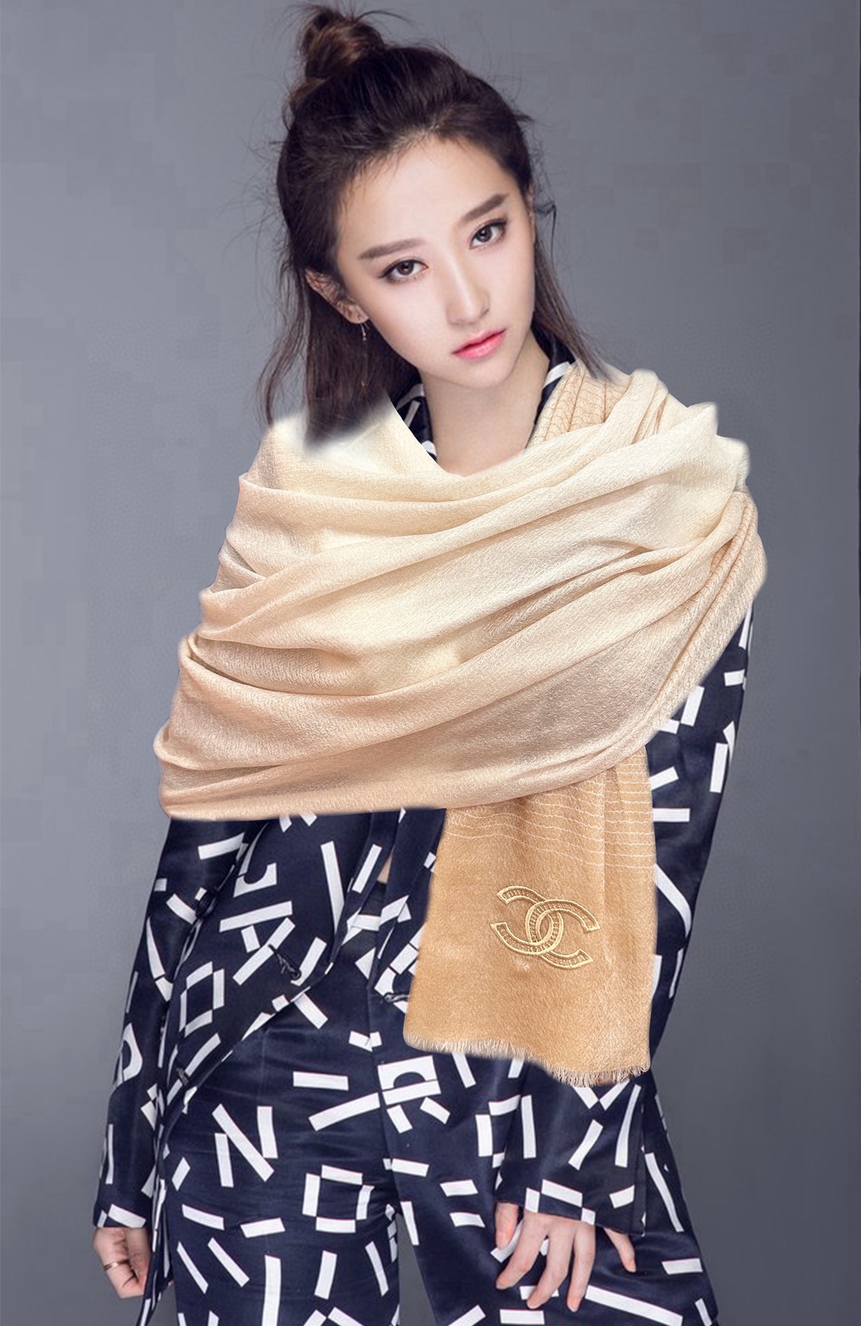 上新。2010 小香👍重磅推荐🎀太美了，人人都喜欢💕时潮人都有好几条围巾放在衣橱，🧣换条围巾就足够让你有