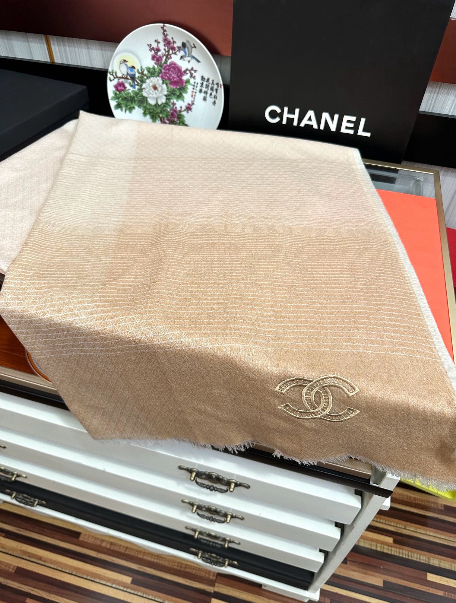 上新。2010 小香👍重磅推荐🎀太美了，人人都喜欢💕时潮人都有好几条围巾放在衣橱，🧣换条围巾就足够让你有