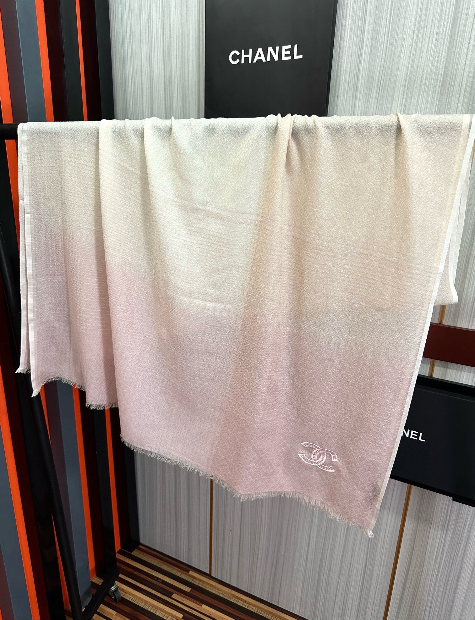 上新。2010 小香👍重磅推荐🎀太美了，人人都喜欢💕时潮人都有好几条围巾放在衣橱，🧣换条围巾就足够让你有