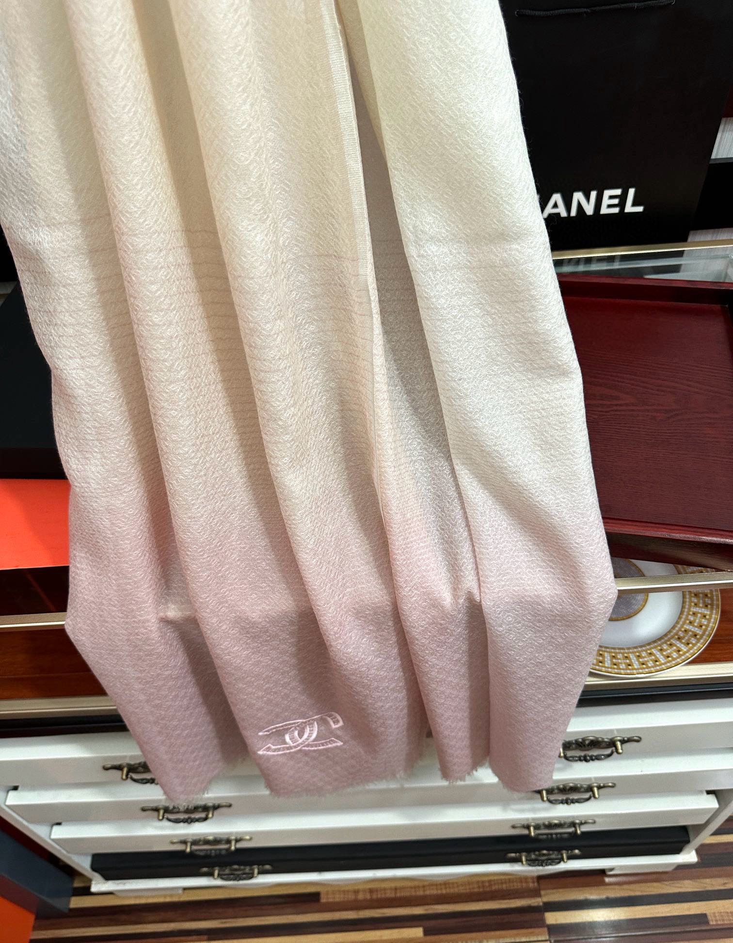 上新。2010 小香👍重磅推荐🎀太美了，人人都喜欢💕时潮人都有好几条围巾放在衣橱，🧣换条围巾就足够让你有