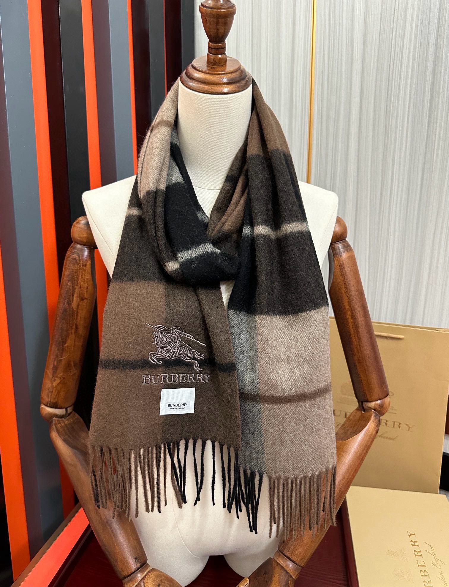 上新。巴宝莉100%羊绒 25最爆款【采用内蒙古山羊绒】🎉男女士情侣款👫围巾‼️太美了😎让人耳目一新的感