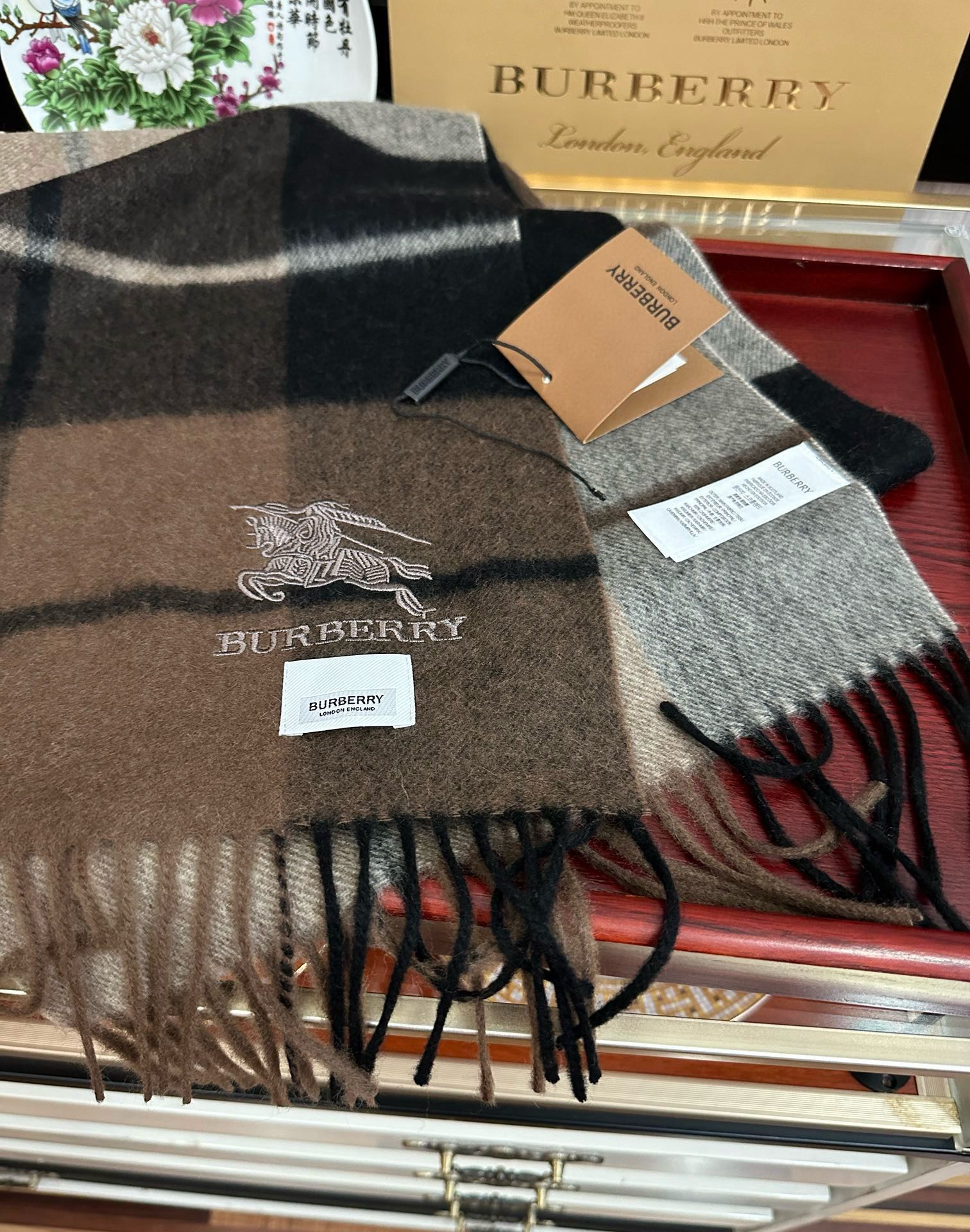 上新。巴宝莉100%羊绒 25最爆款【采用内蒙古山羊绒】🎉男女士情侣款👫围巾‼️太美了😎让人耳目一新的感