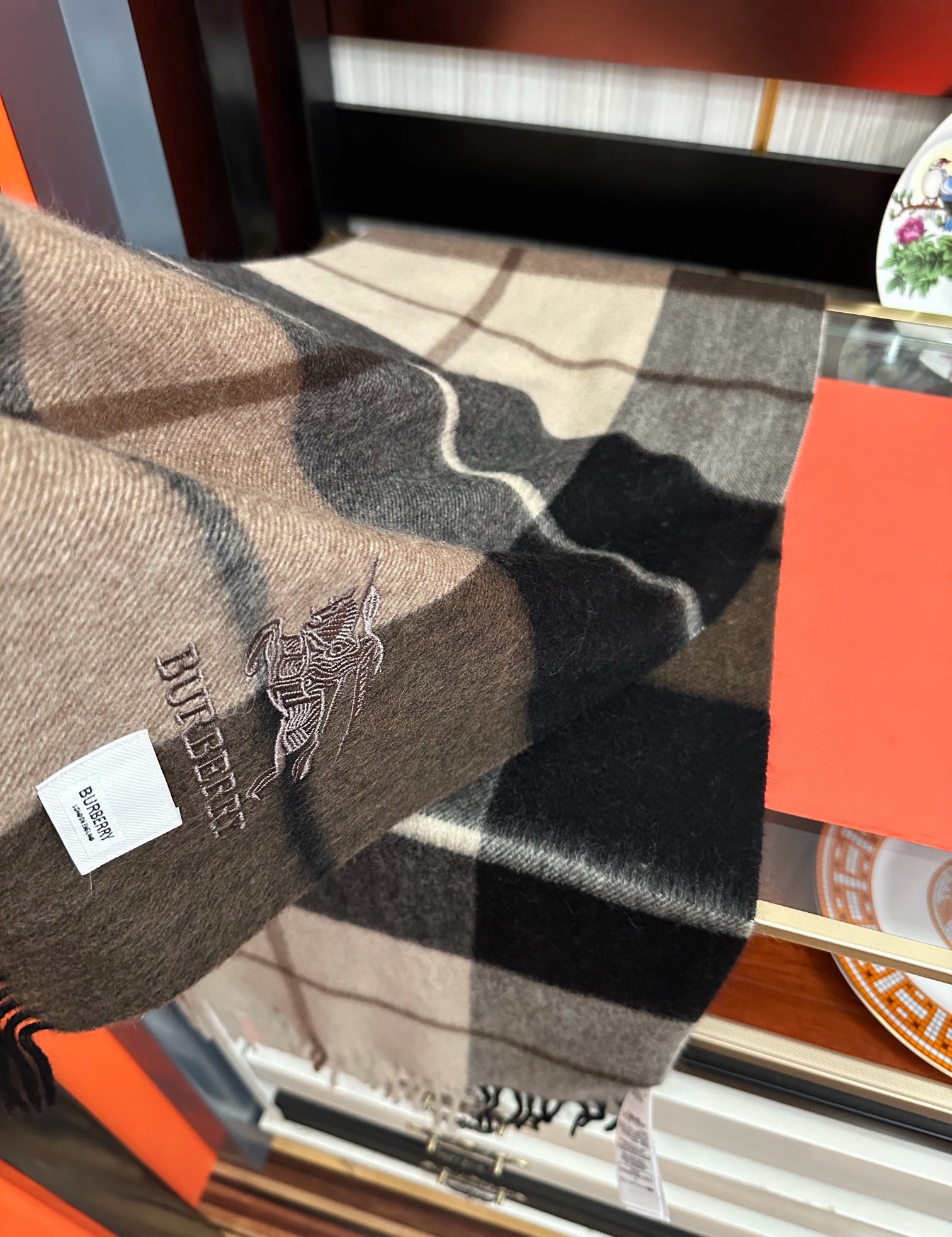 上新。巴宝莉100%羊绒 25最爆款【采用内蒙古山羊绒】🎉男女士情侣款👫围巾‼️太美了😎让人耳目一新的感