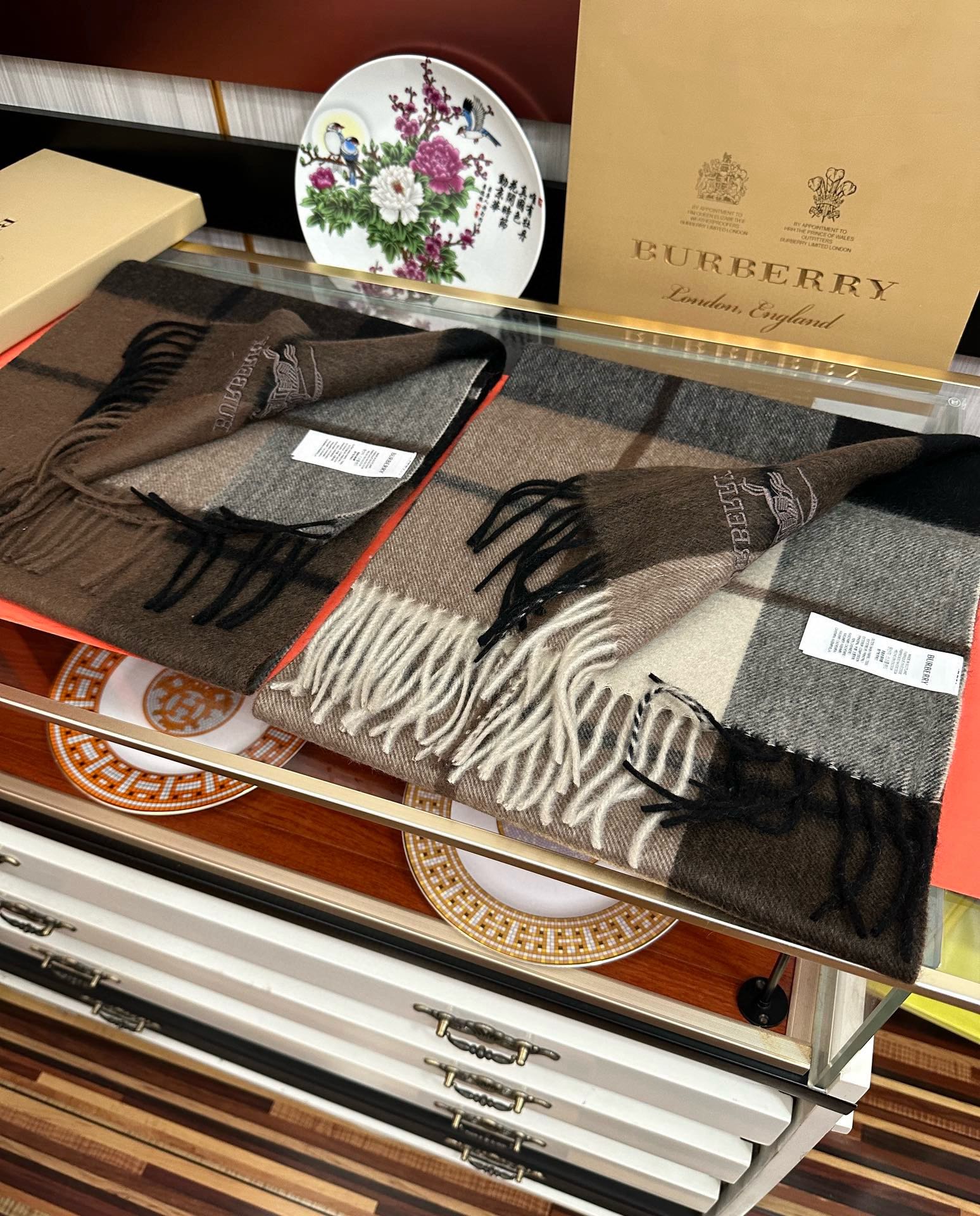 上新。巴宝莉100%羊绒 25最爆款【采用内蒙古山羊绒】🎉男女士情侣款👫围巾‼️太美了😎让人耳目一新的感