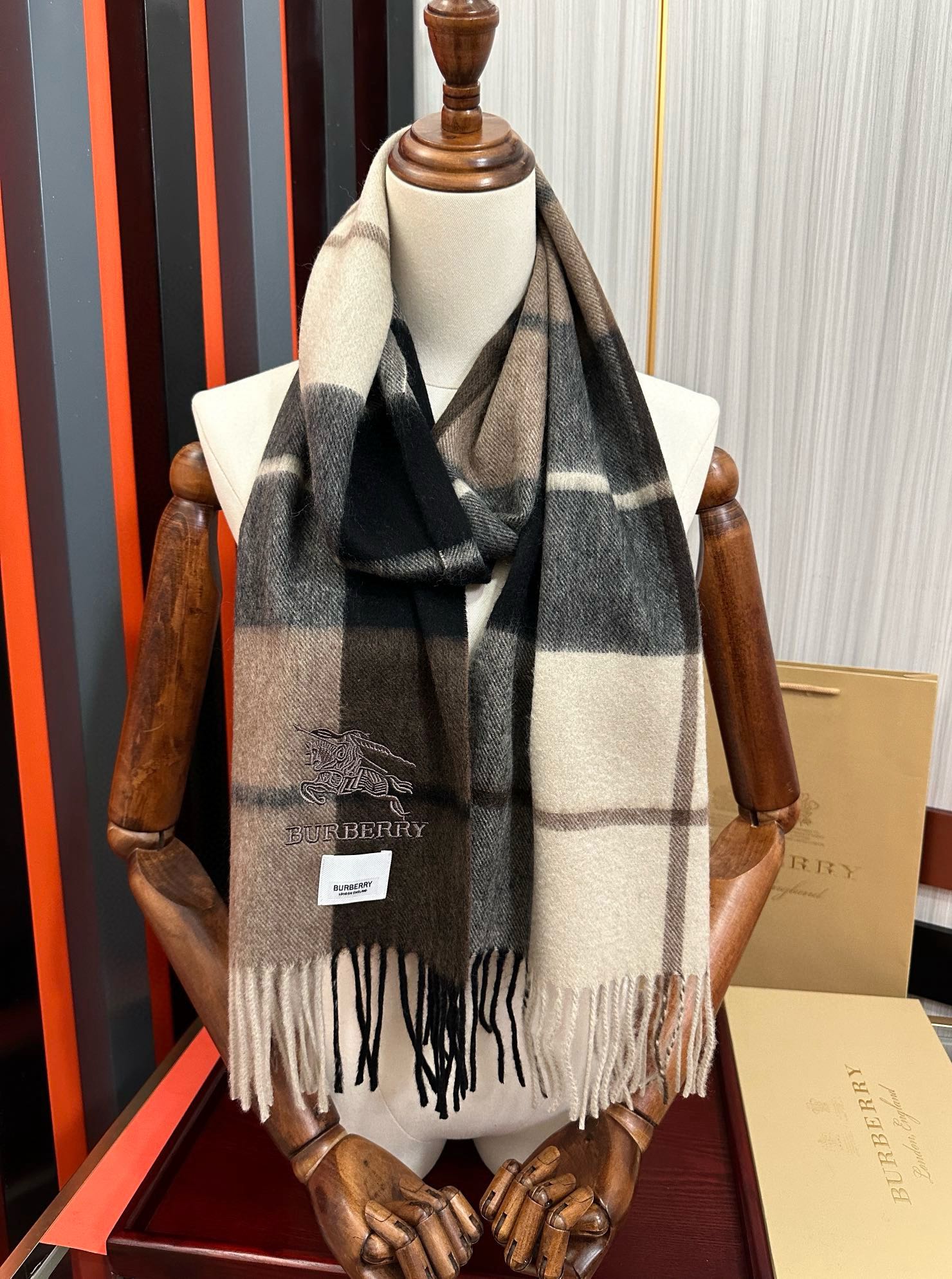 上新。巴宝莉100%羊绒 25最爆款【采用内蒙古山羊绒】🎉男女士情侣款👫围巾‼️太美了😎让人耳目一新的感