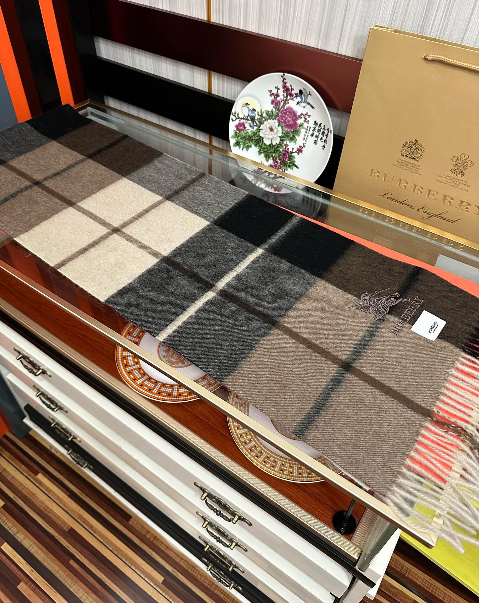 上新。巴宝莉100%羊绒 25最爆款【采用内蒙古山羊绒】🎉男女士情侣款👫围巾‼️太美了😎让人耳目一新的感