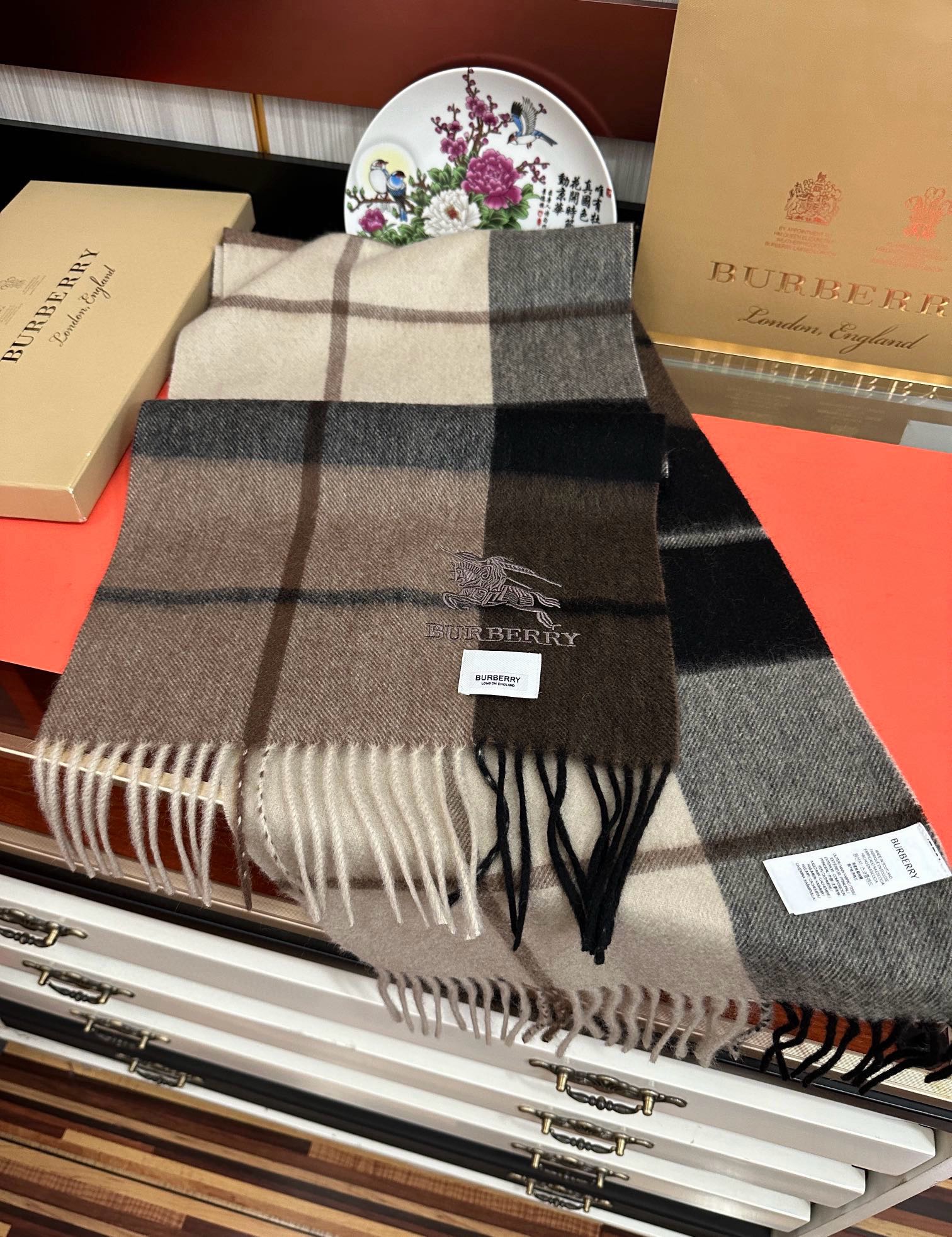 上新。巴宝莉100%羊绒 25最爆款【采用内蒙古山羊绒】🎉男女士情侣款👫围巾‼️太美了😎让人耳目一新的感