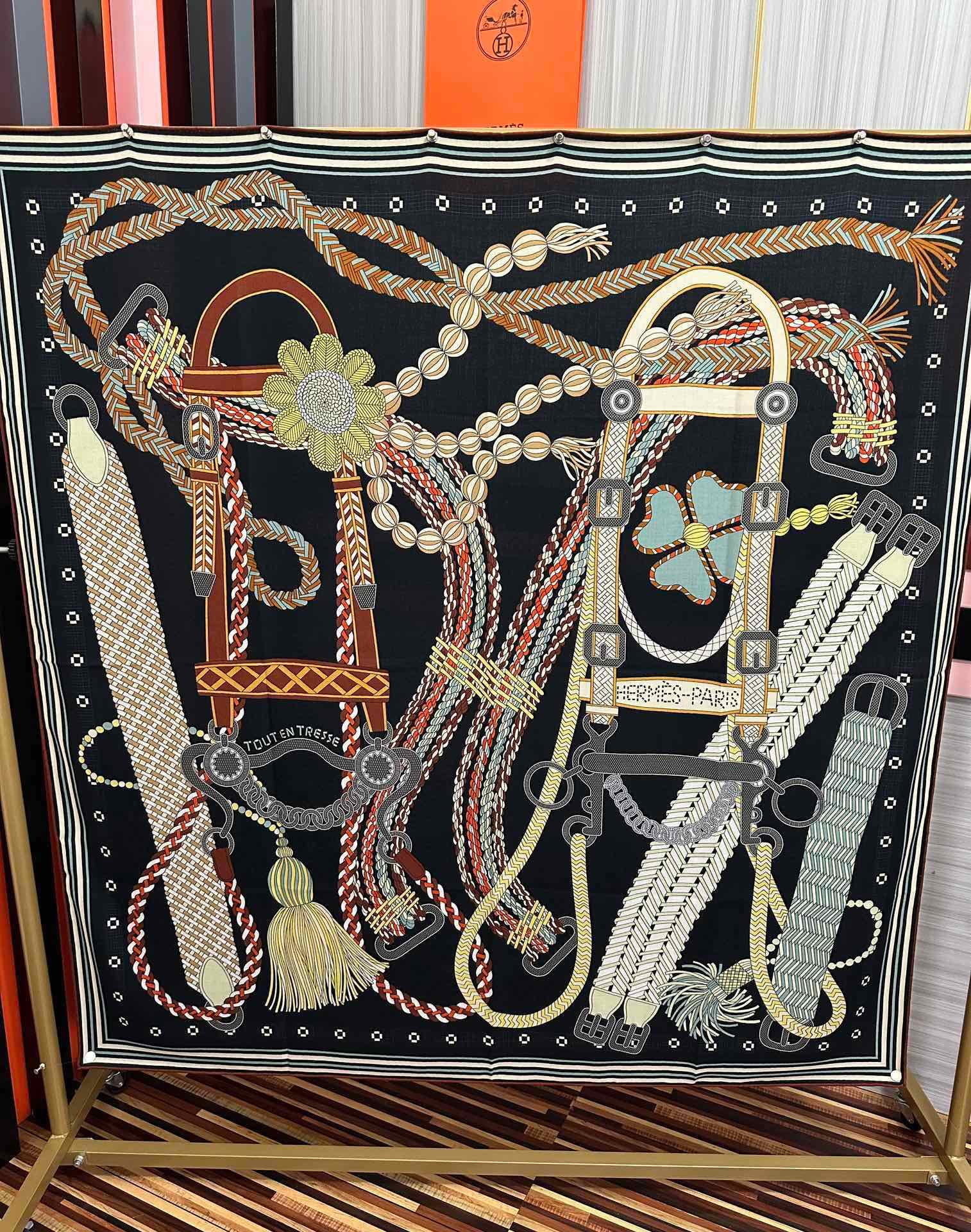 。高品质 新款 爱马仕【编织鞍袋】官网同步 2025秋冬新款[爱心]新一季丝巾采购清单估计各位养马人们已