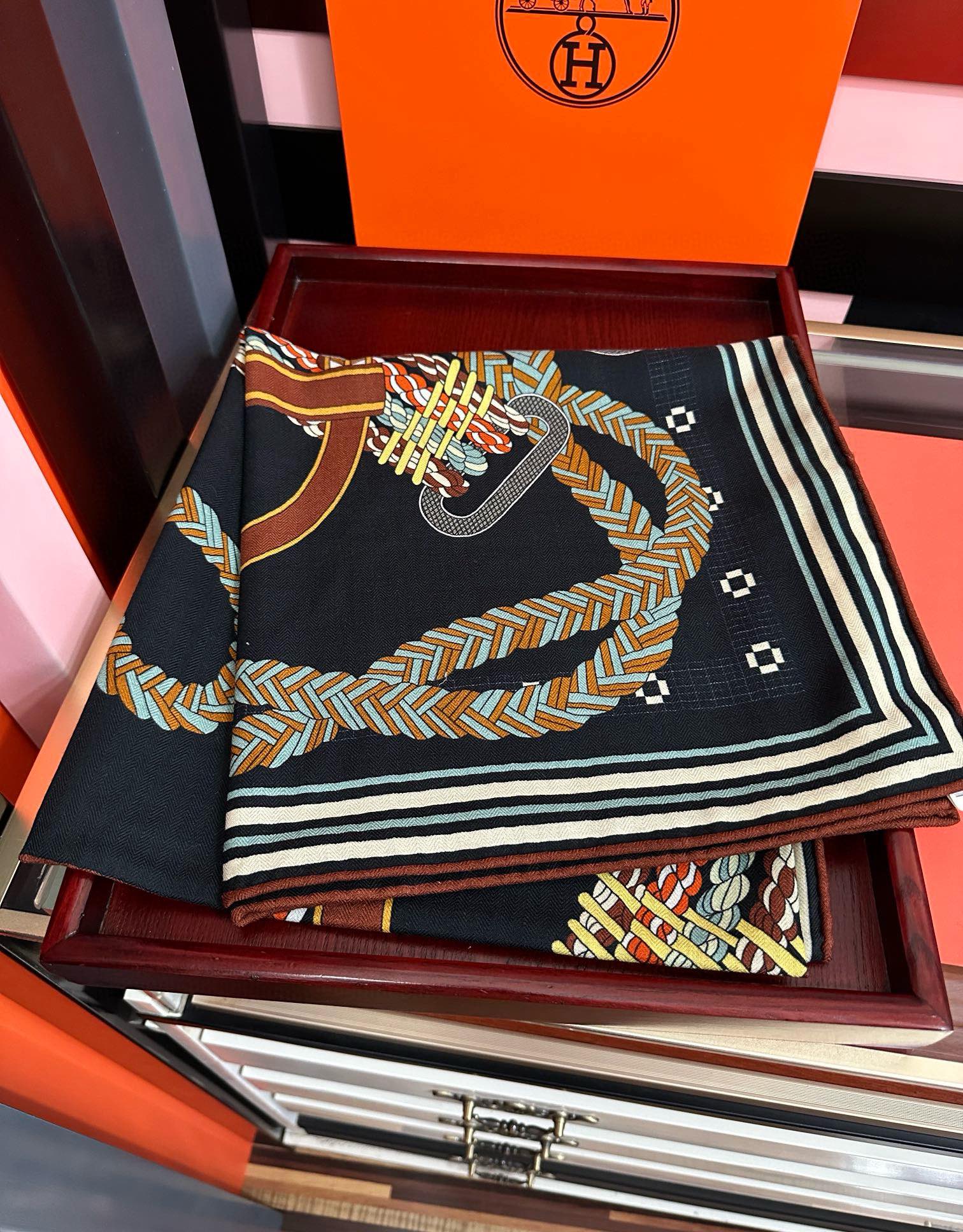 。高品质 新款 爱马仕【编织鞍袋】官网同步 2025秋冬新款[爱心]新一季丝巾采购清单估计各位养马人们已