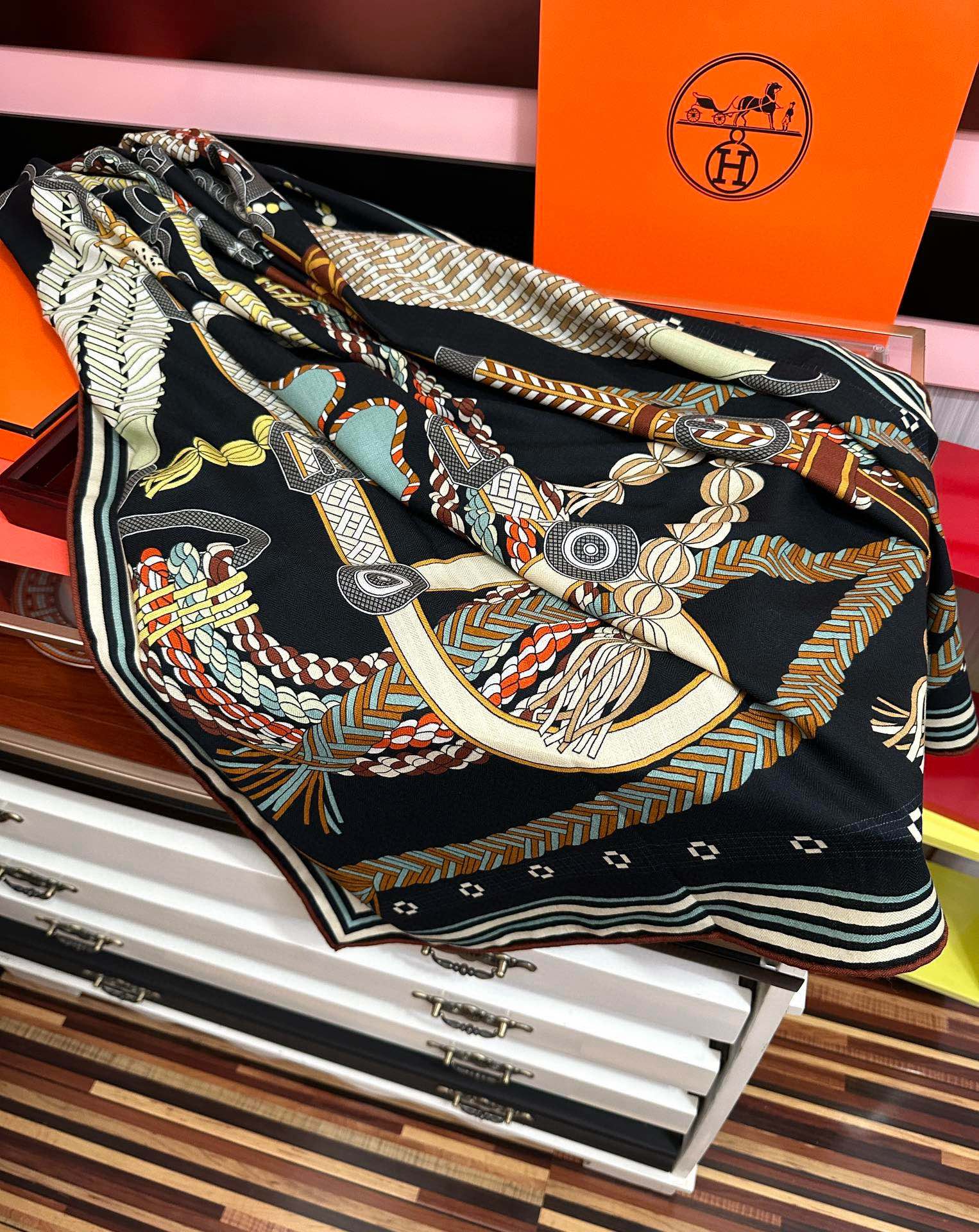 。高品质 新款 爱马仕【编织鞍袋】官网同步 2025秋冬新款[爱心]新一季丝巾采购清单估计各位养马人们已