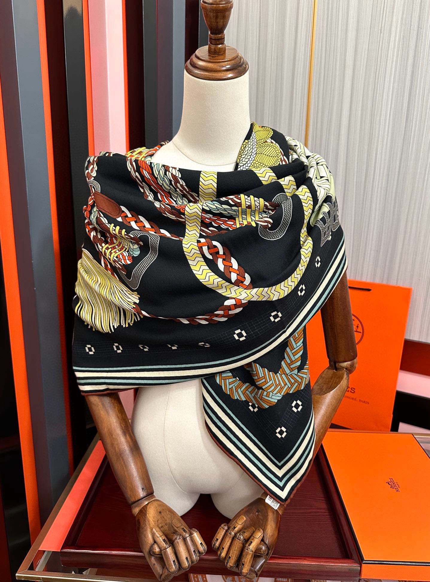 。高品质 新款 爱马仕【编织鞍袋】官网同步 2025秋冬新款[爱心]新一季丝巾采购清单估计各位养马人们已