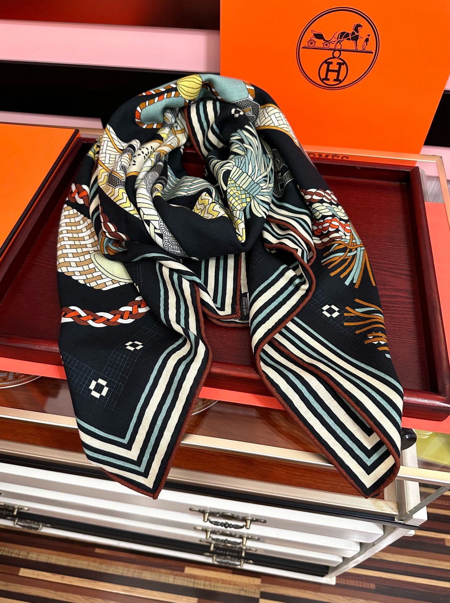 。高品质 新款 爱马仕【编织鞍袋】官网同步 2025秋冬新款[爱心]新一季丝巾采购清单估计各位养马人们已