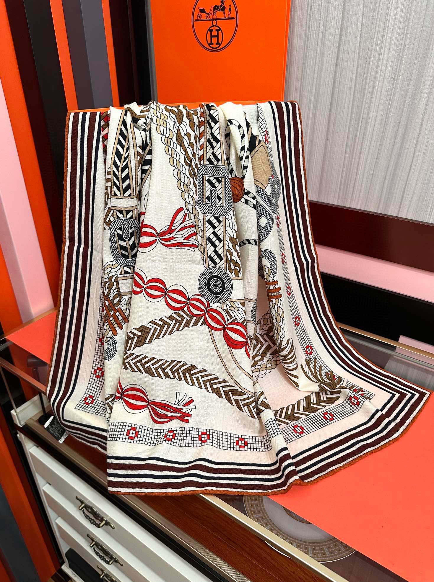 。高品质 新款 爱马仕【编织鞍袋】官网同步 2025秋冬新款[爱心]新一季丝巾采购清单估计各位养马人们已