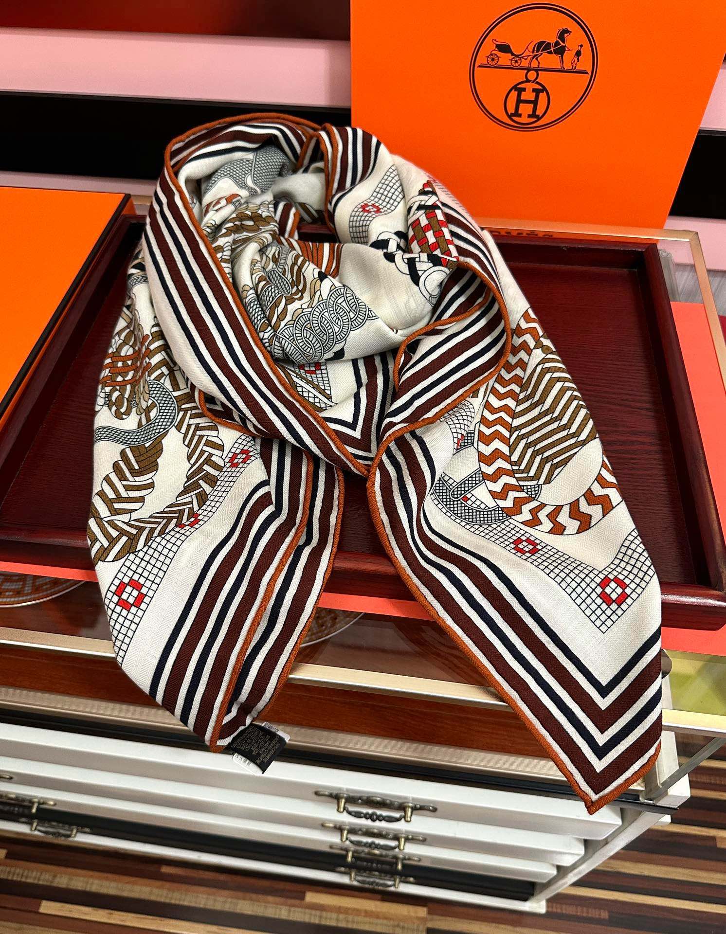 。高品质 新款 爱马仕【编织鞍袋】官网同步 2025秋冬新款[爱心]新一季丝巾采购清单估计各位养马人们已
