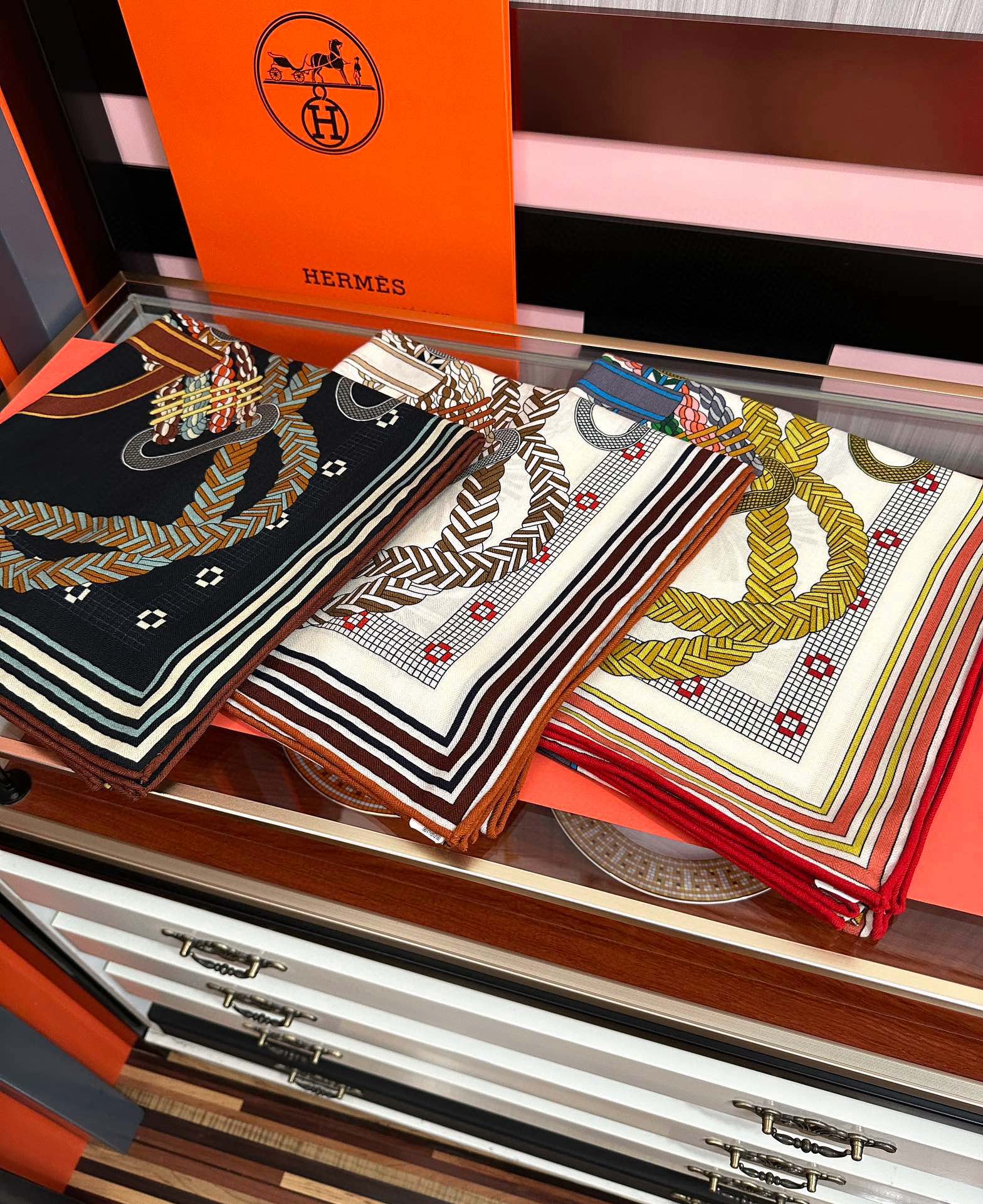 。高品质 新款 爱马仕【编织鞍袋】官网同步 2025秋冬新款[爱心]新一季丝巾采购清单估计各位养马人们已