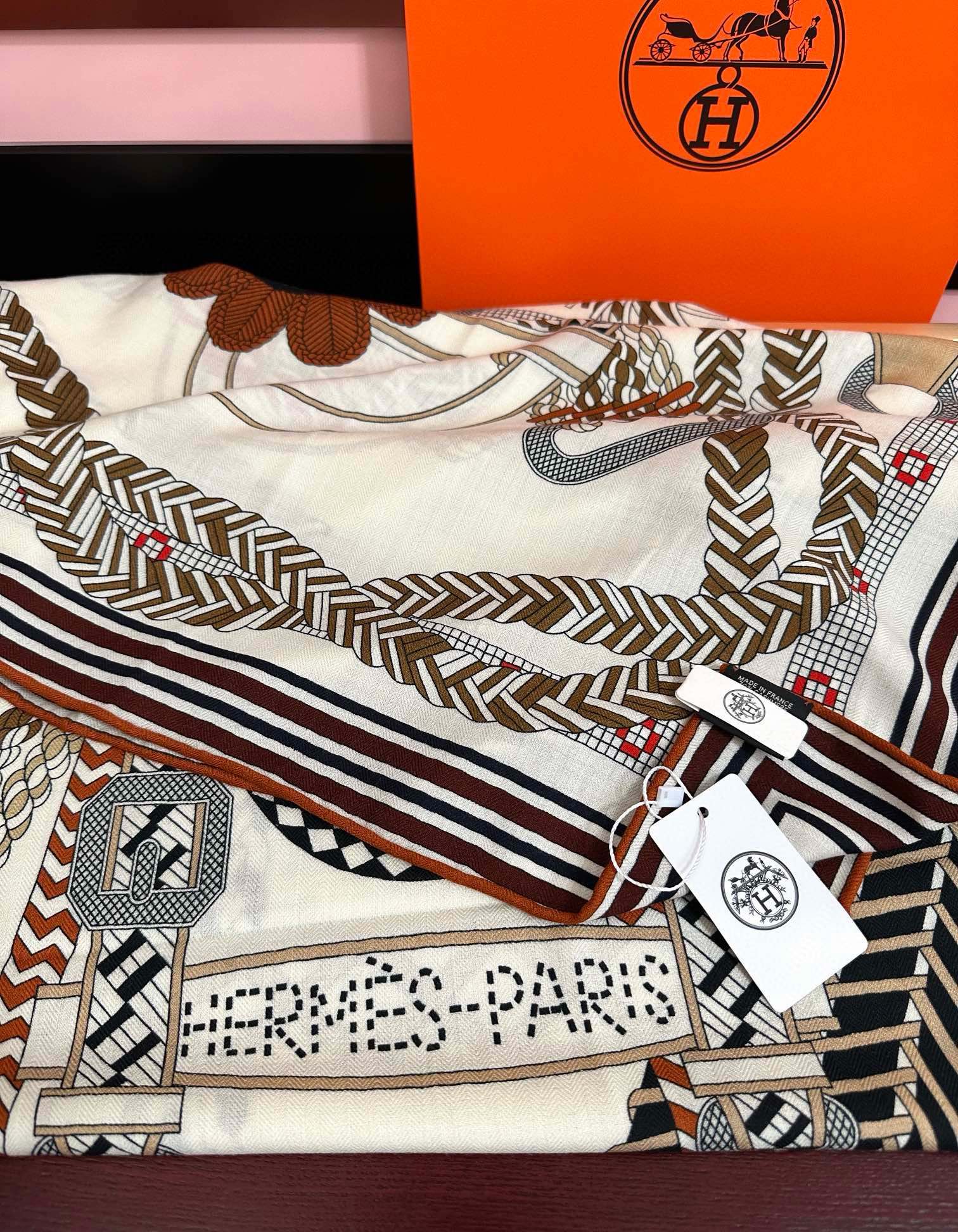 。高品质 新款 爱马仕【编织鞍袋】官网同步 2025秋冬新款[爱心]新一季丝巾采购清单估计各位养马人们已