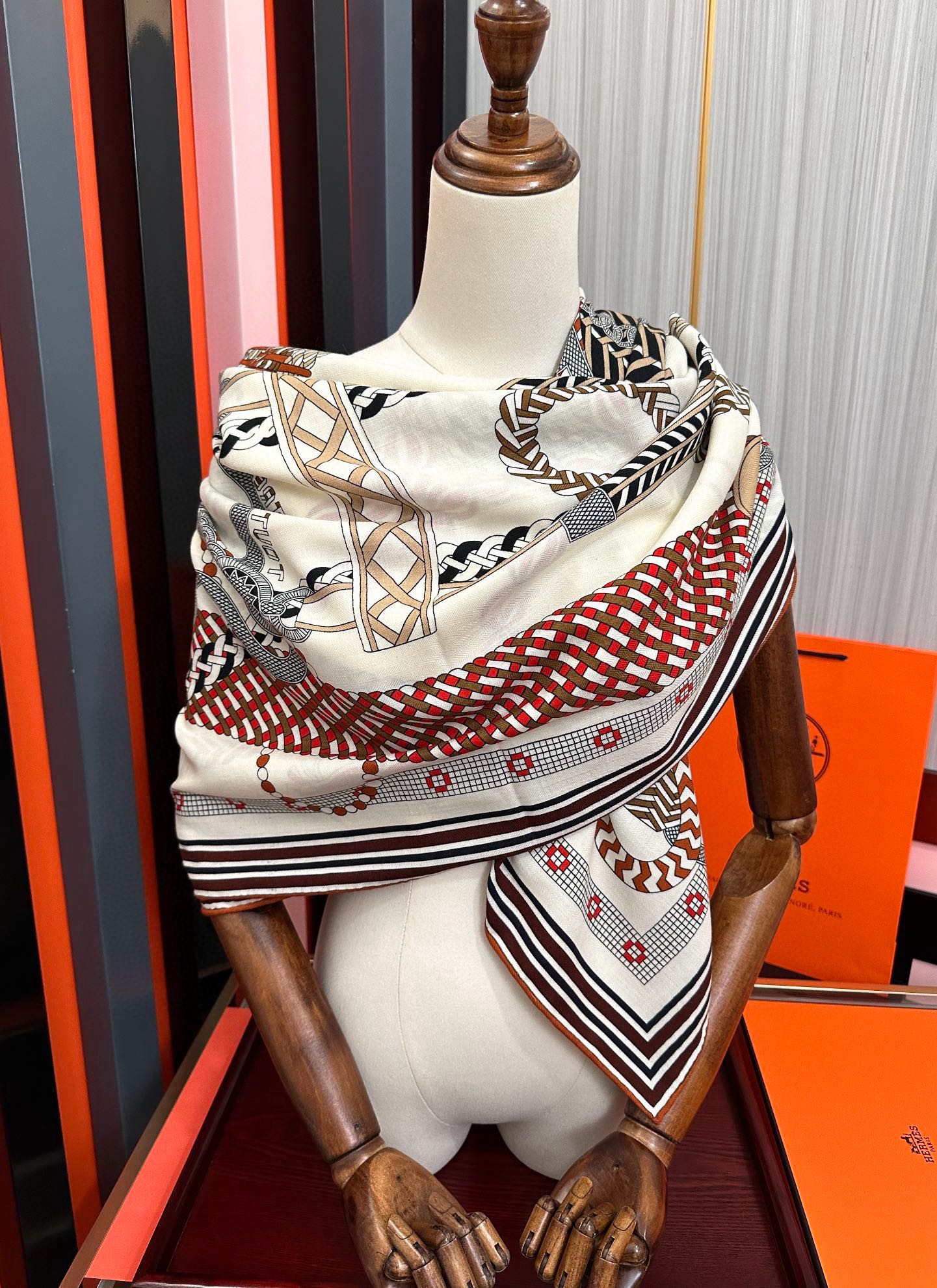 。高品质 新款 爱马仕【编织鞍袋】官网同步 2025秋冬新款[爱心]新一季丝巾采购清单估计各位养马人们已