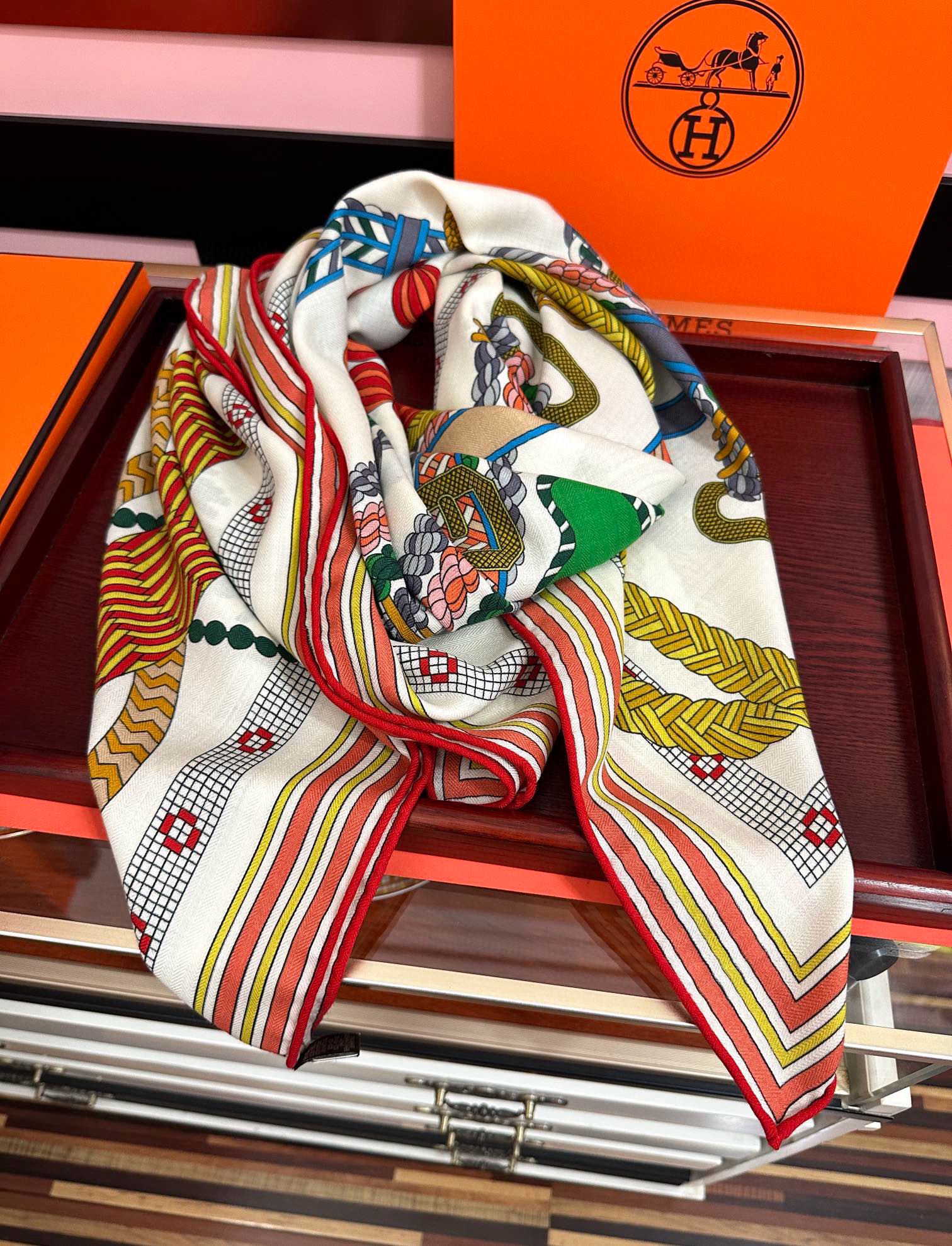 。高品质 新款 爱马仕【编织鞍袋】官网同步 2025秋冬新款[爱心]新一季丝巾采购清单估计各位养马人们已