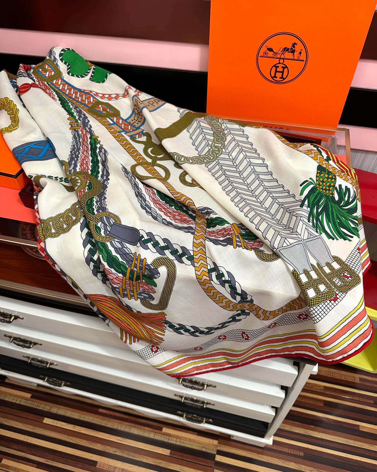 。高品质 新款 爱马仕【编织鞍袋】官网同步 2025秋冬新款[爱心]新一季丝巾采购清单估计各位养马人们已