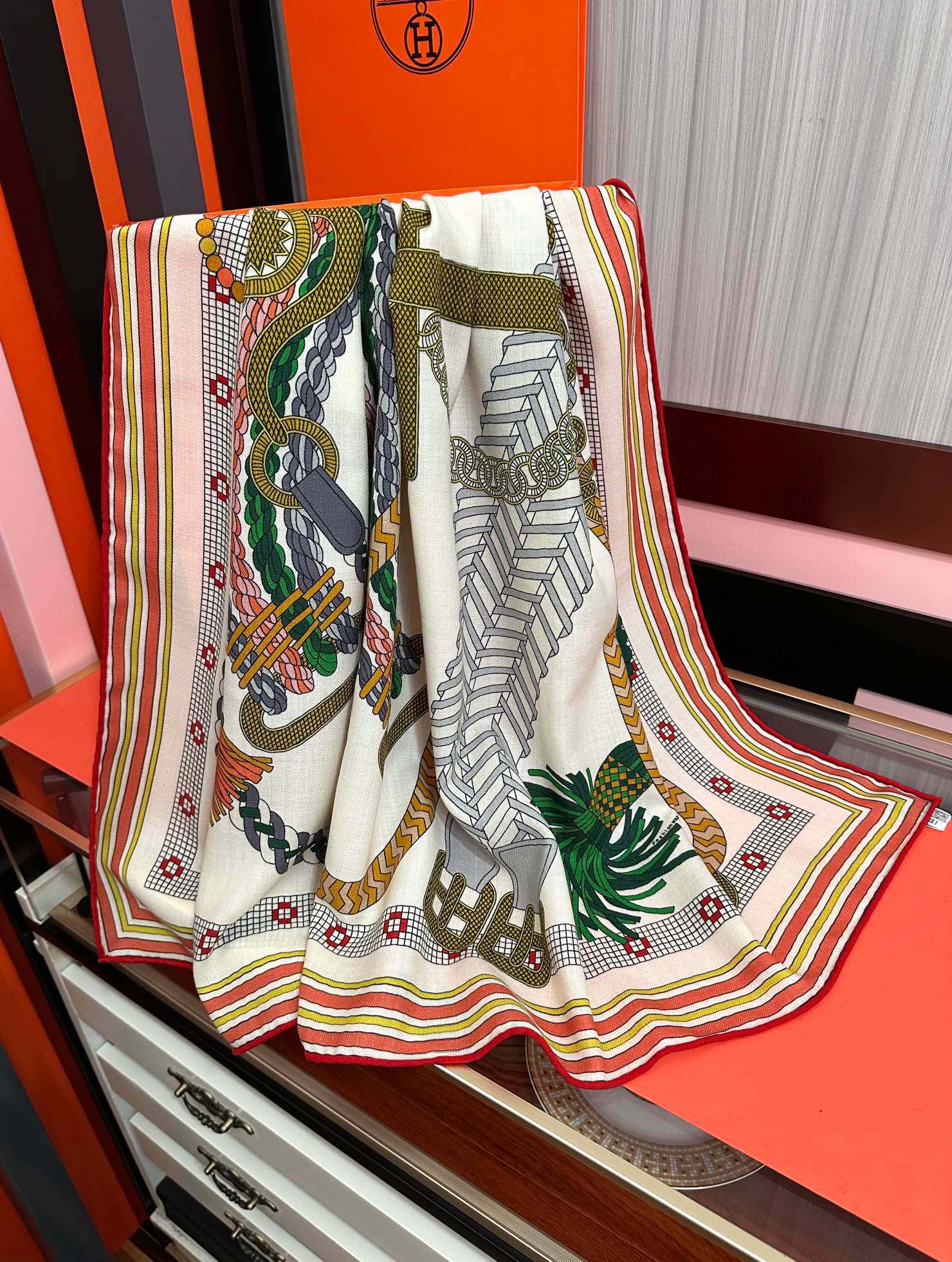 。高品质 新款 爱马仕【编织鞍袋】官网同步 2025秋冬新款[爱心]新一季丝巾采购清单估计各位养马人们已