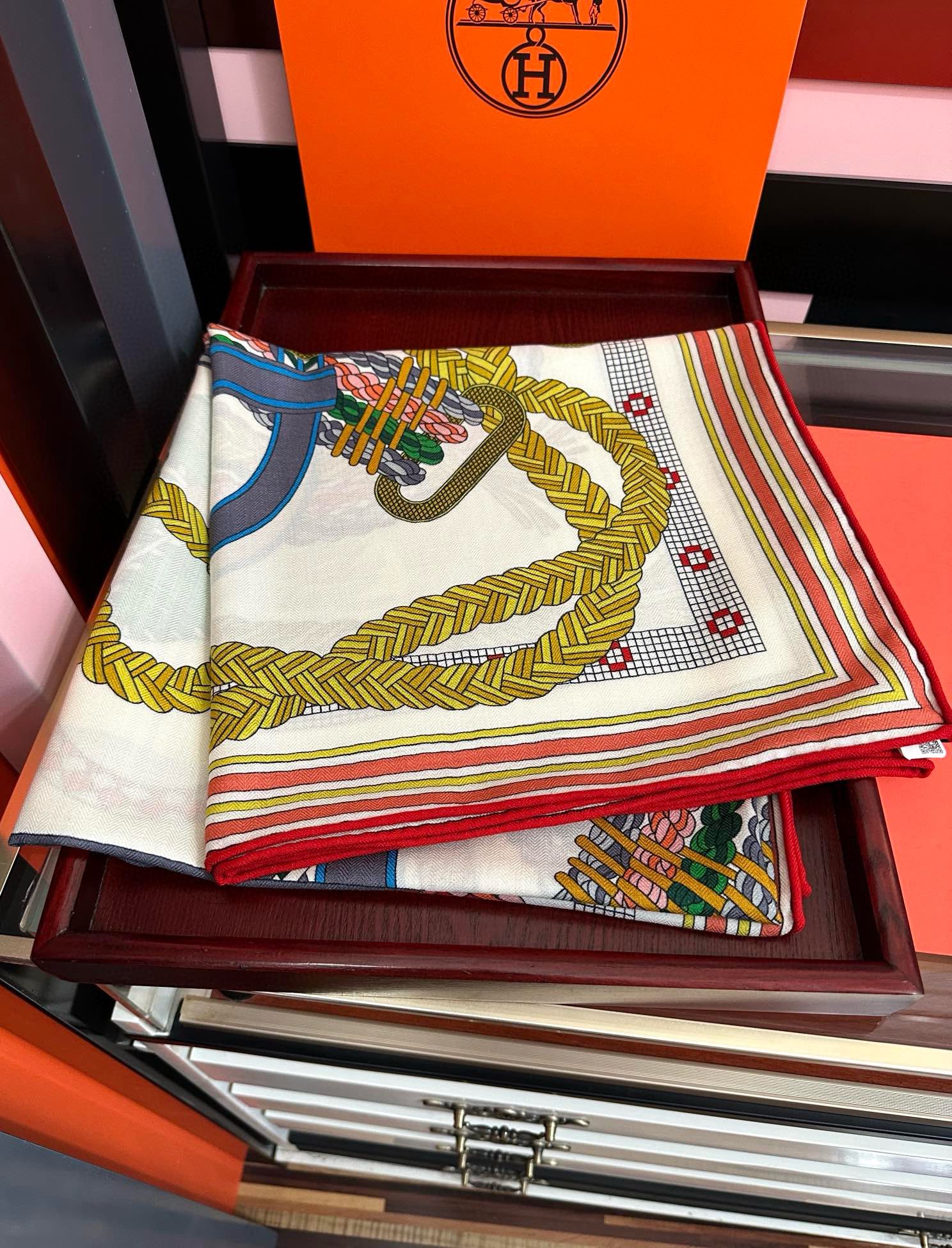 。高品质 新款 爱马仕【编织鞍袋】官网同步 2025秋冬新款[爱心]新一季丝巾采购清单估计各位养马人们已