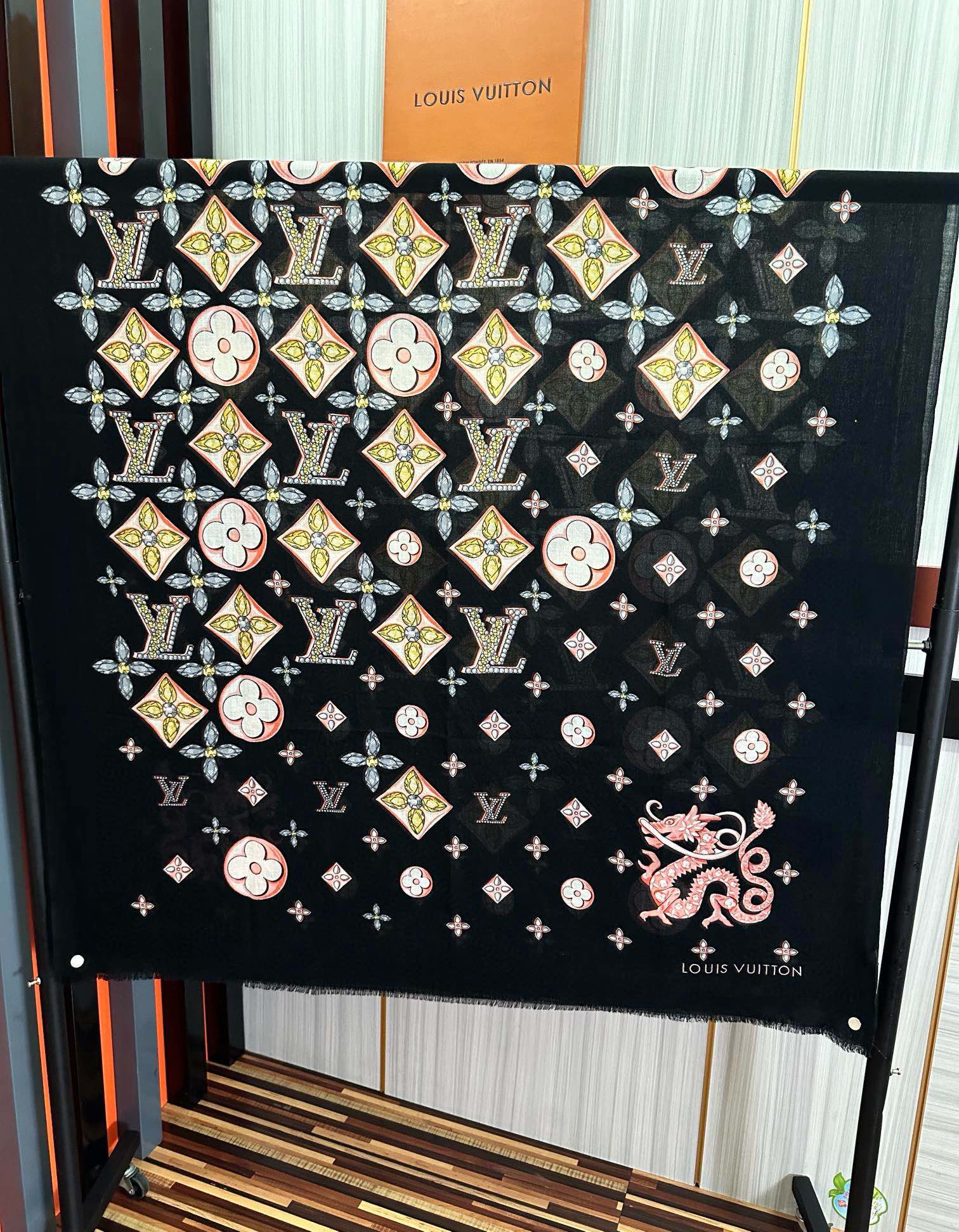 。太美了[爱心] L家 2025最新款‼️真心赞👍【羊绒长巾】😘💍实物真心美 🎀披肩配以印花💓💃🏻无论设