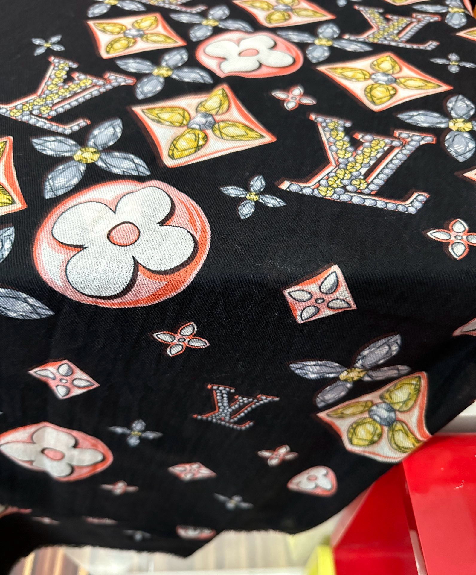 。太美了[爱心] L家 2025最新款‼️真心赞👍【羊绒长巾】😘💍实物真心美 🎀披肩配以印花💓💃🏻无论设