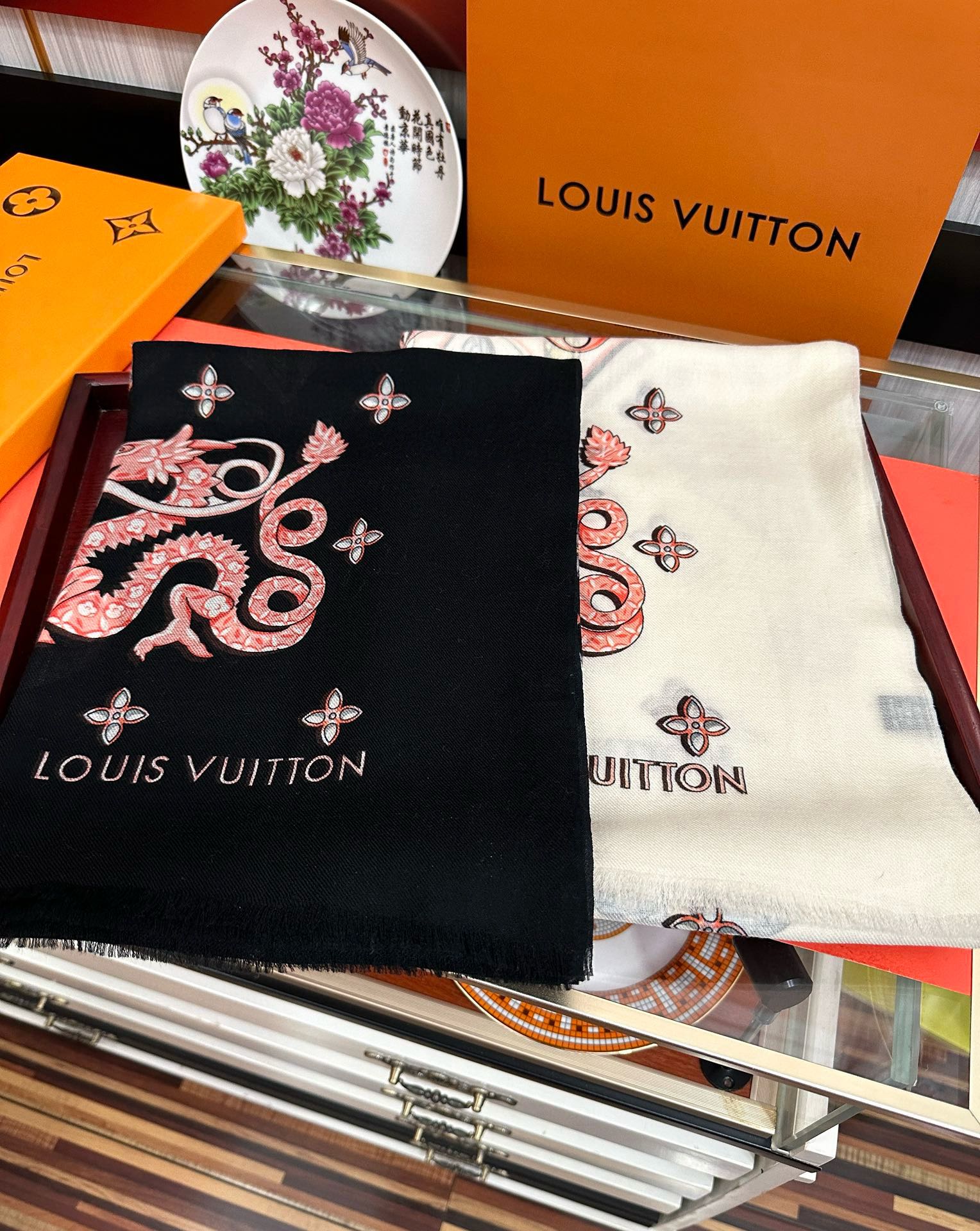 。太美了[爱心] L家 2025最新款‼️真心赞👍【羊绒长巾】😘💍实物真心美 🎀披肩配以印花💓💃🏻无论设