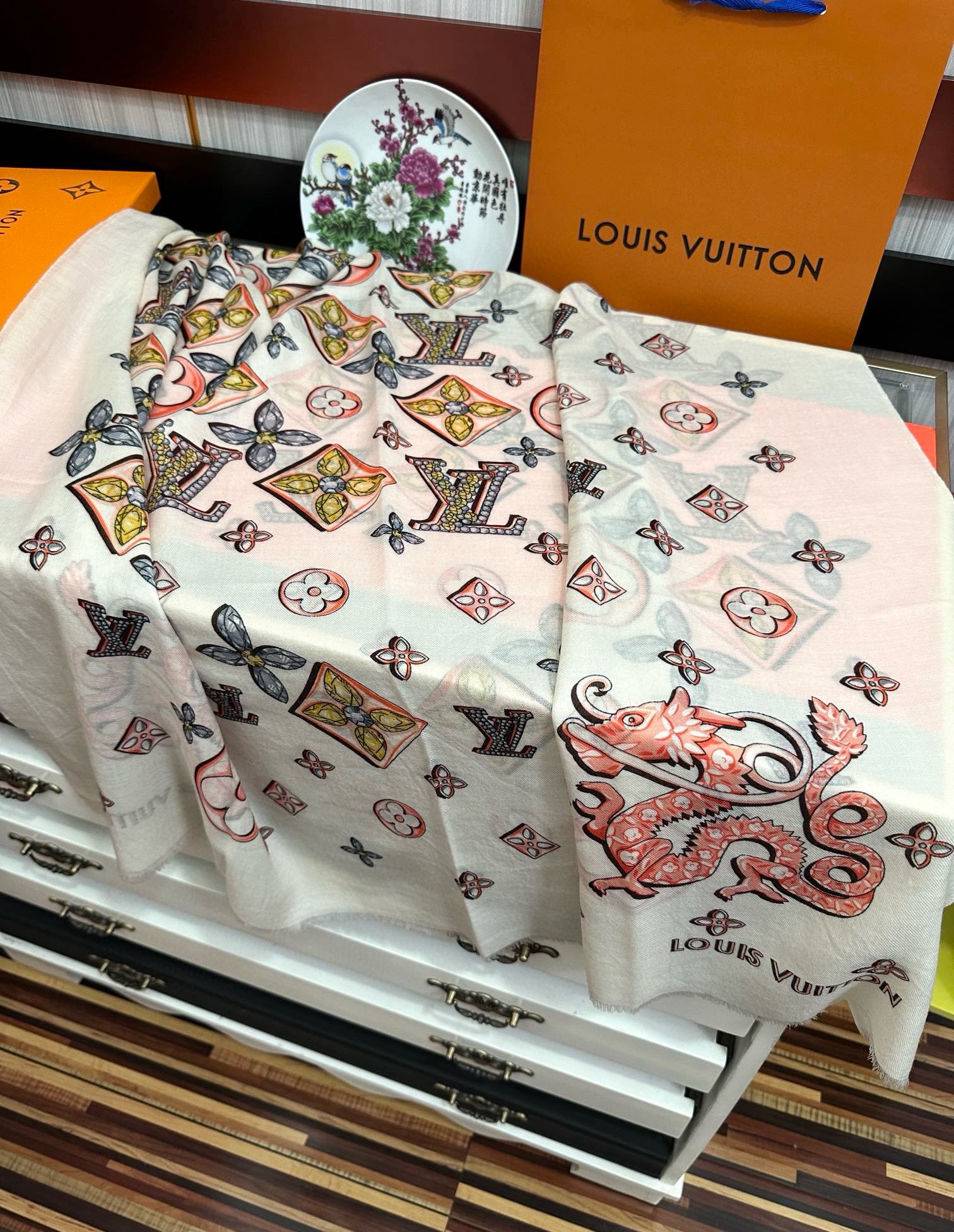 。太美了[爱心] L家 2025最新款‼️真心赞👍【羊绒长巾】😘💍实物真心美 🎀披肩配以印花💓💃🏻无论设