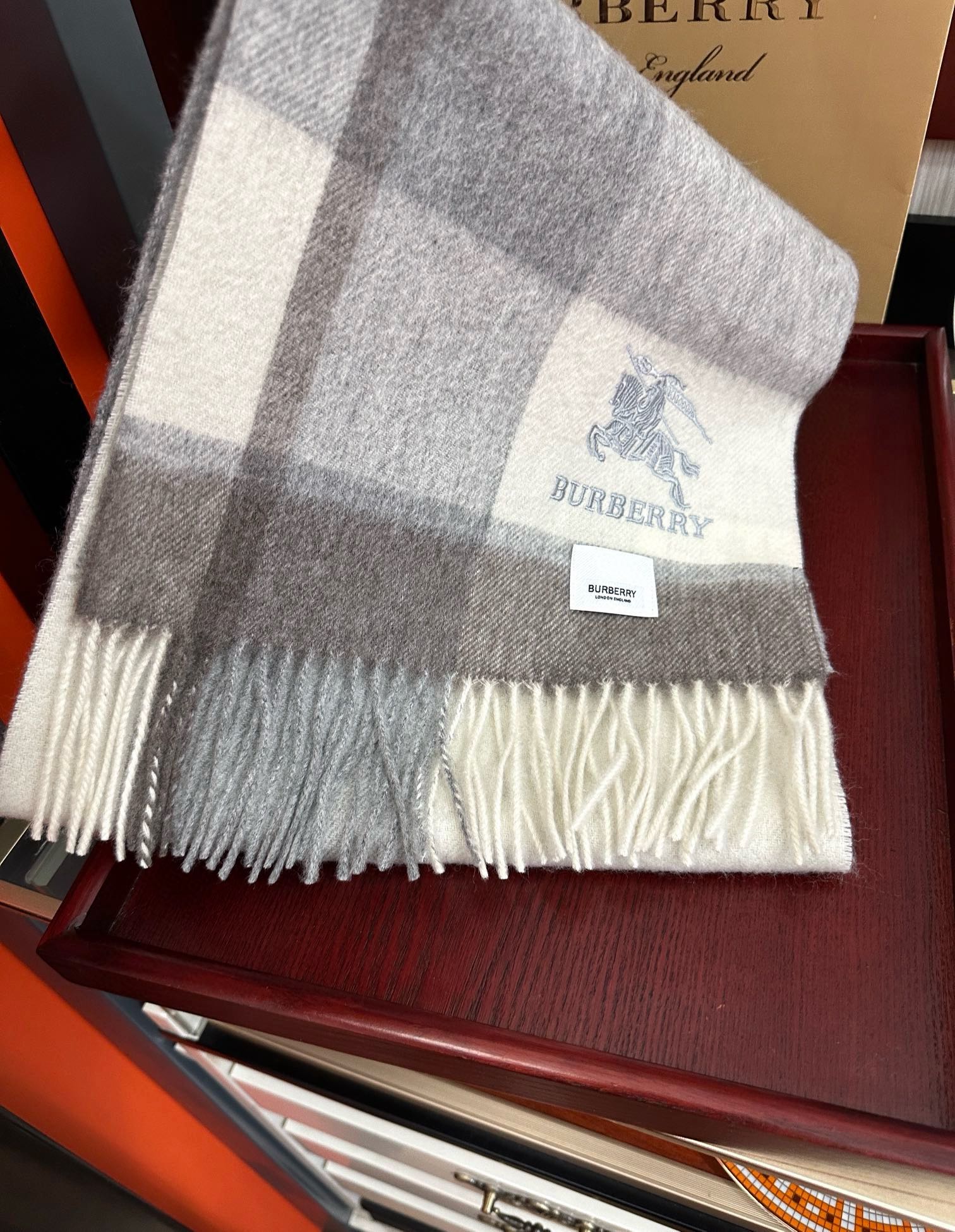 上新。 巴宝莉【刺绣战马】2025最新款男女通用情侣款👫重磅推荐💥 经典的格子，永不过时。非常保暖柔软亲