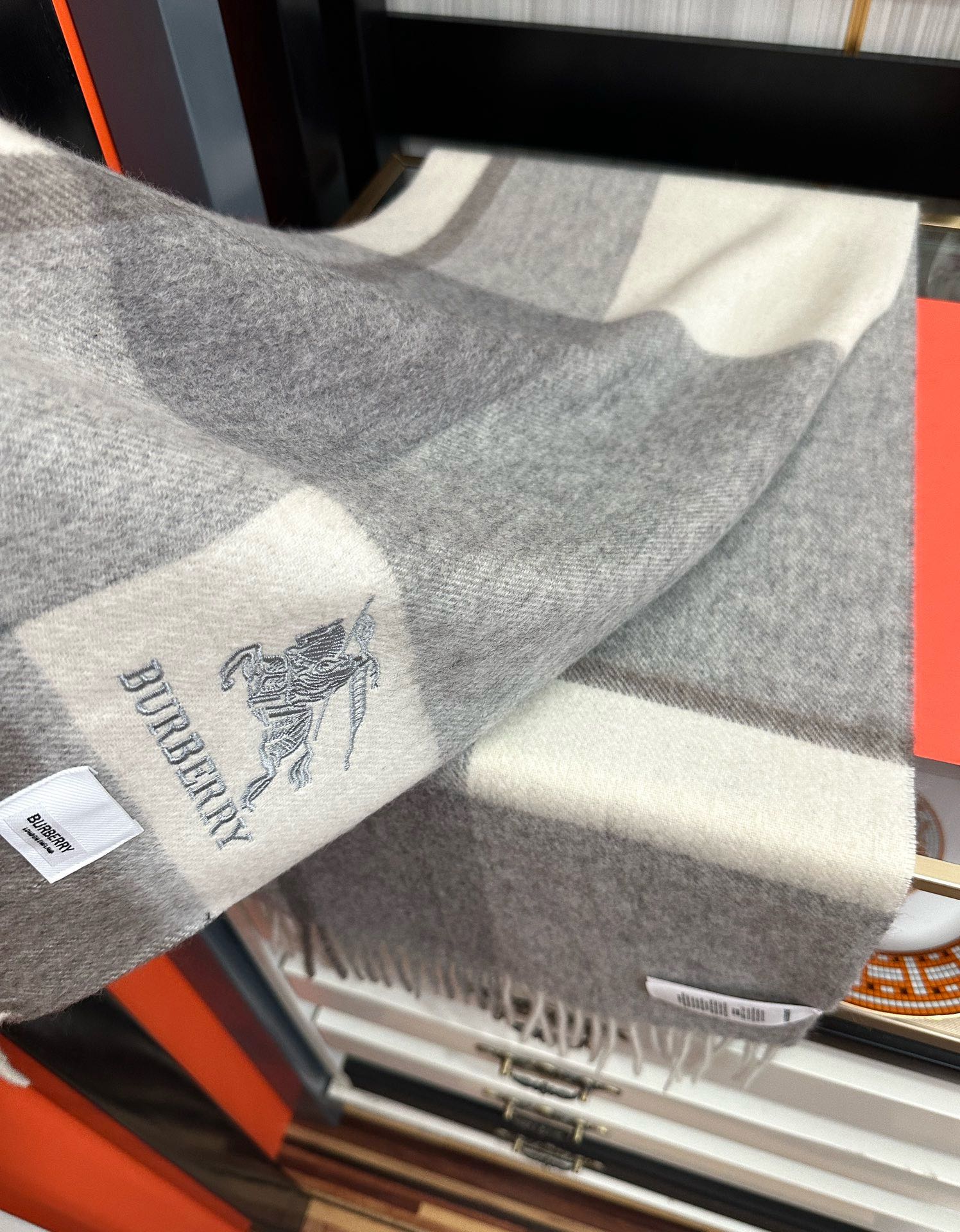 上新。 巴宝莉【刺绣战马】2025最新款男女通用情侣款👫重磅推荐💥 经典的格子，永不过时。非常保暖柔软亲