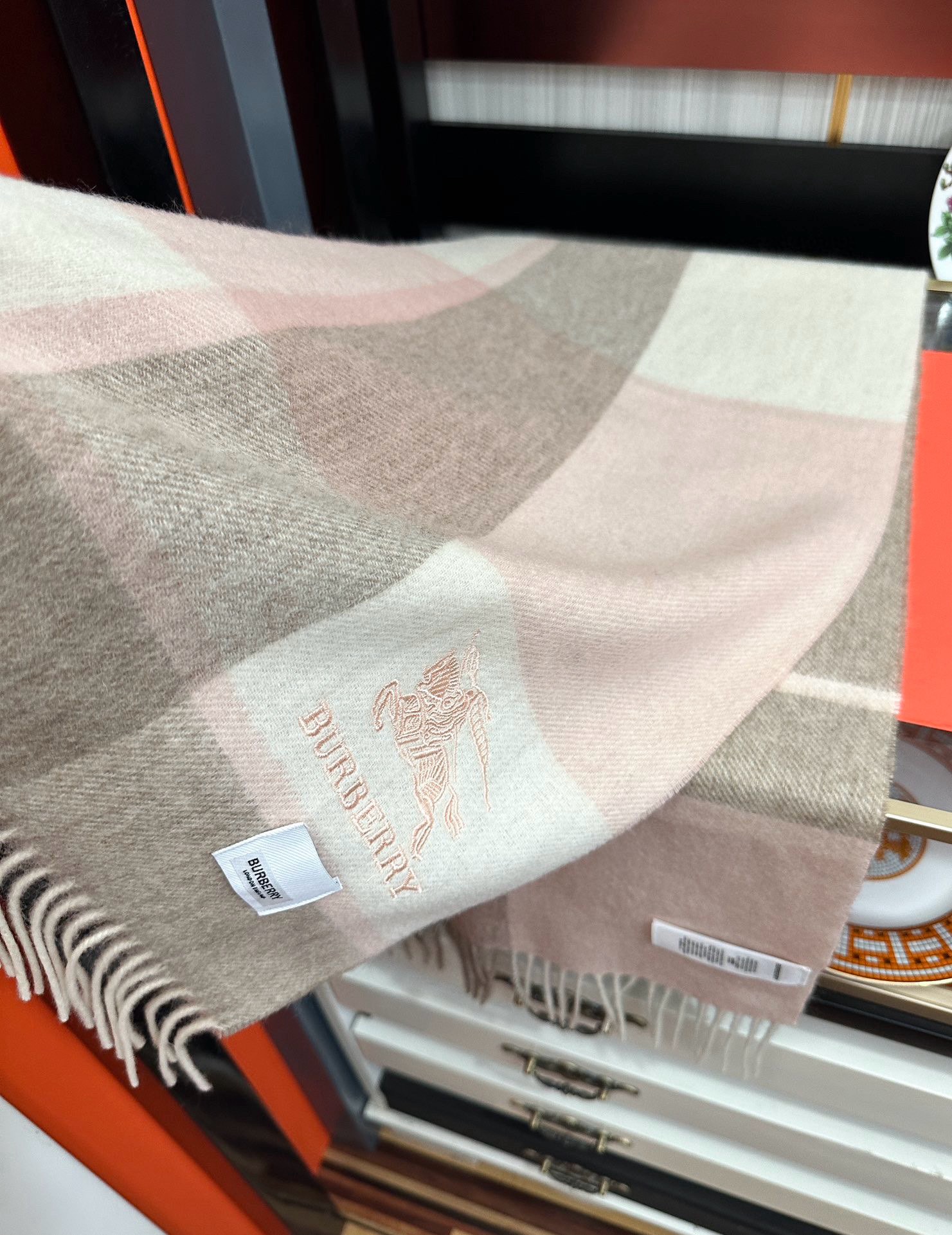 上新。 巴宝莉【刺绣战马】2025最新款男女通用情侣款👫重磅推荐💥 经典的格子，永不过时。非常保暖柔软亲