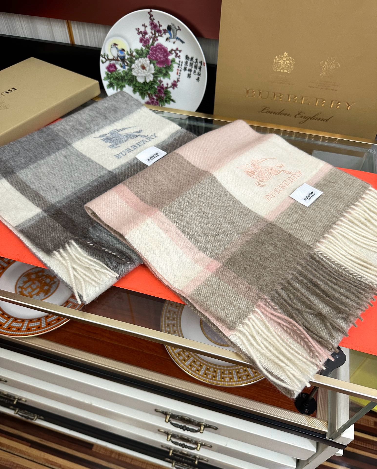 上新。 巴宝莉【刺绣战马】2025最新款男女通用情侣款👫重磅推荐💥 经典的格子，永不过时。非常保暖柔软亲