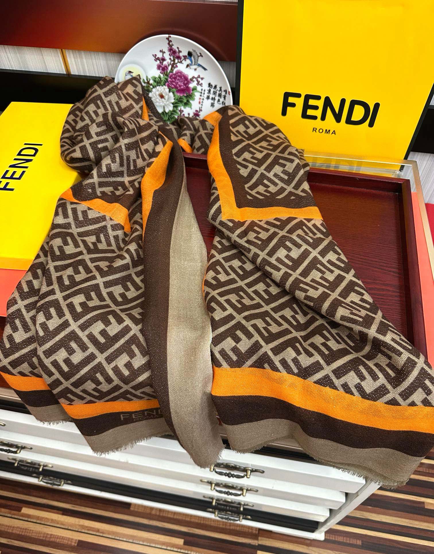 。新款2025 F家最新款银丝【FF银丝印花长巾】💟 度假及日常都非常好搭配的款😍订】一看到就想去旅游‼