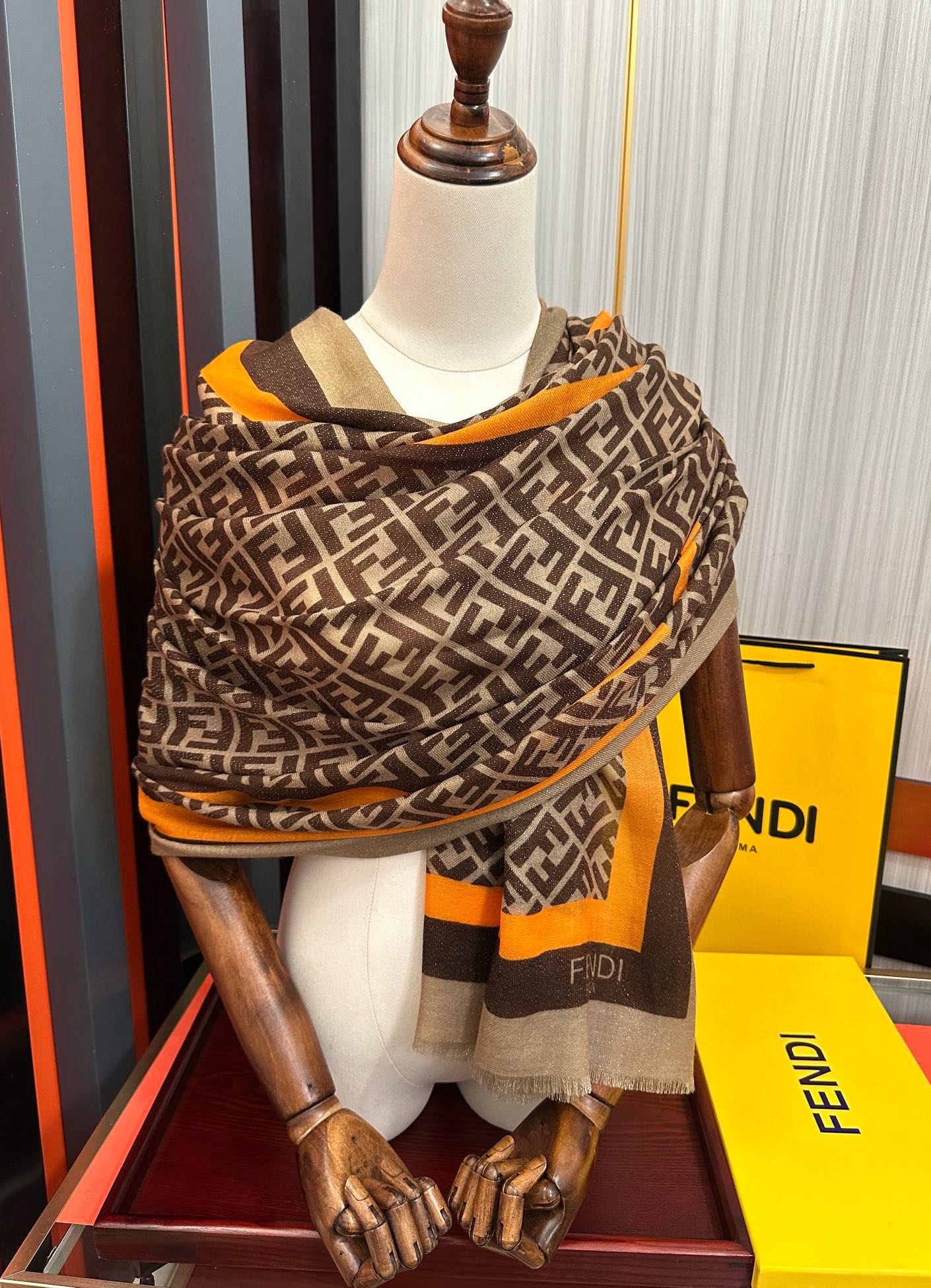 。新款2025 F家最新款银丝【FF银丝印花长巾】💟 度假及日常都非常好搭配的款😍订】一看到就想去旅游‼