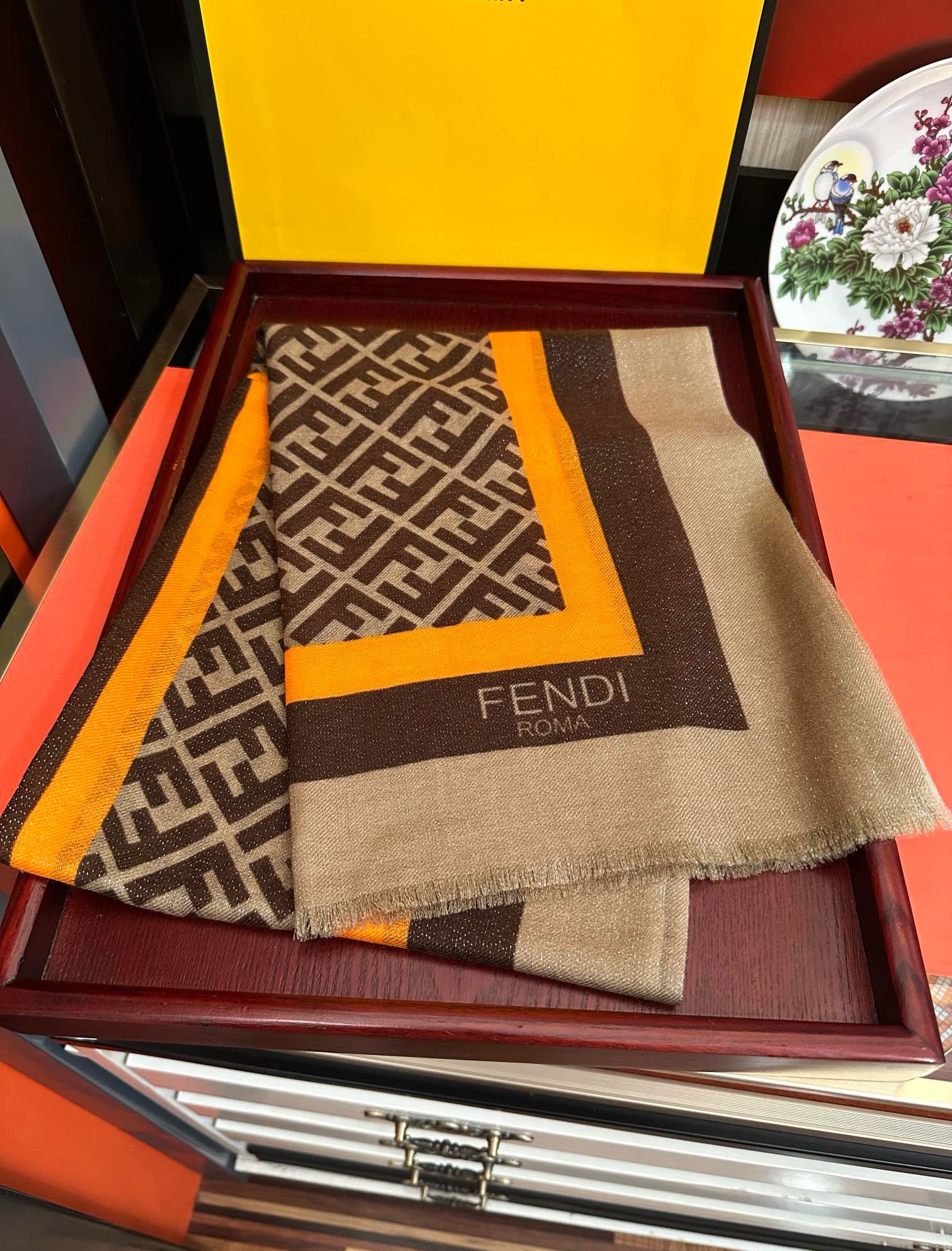 。新款2025 F家最新款银丝【FF银丝印花长巾】💟 度假及日常都非常好搭配的款😍订】一看到就想去旅游‼