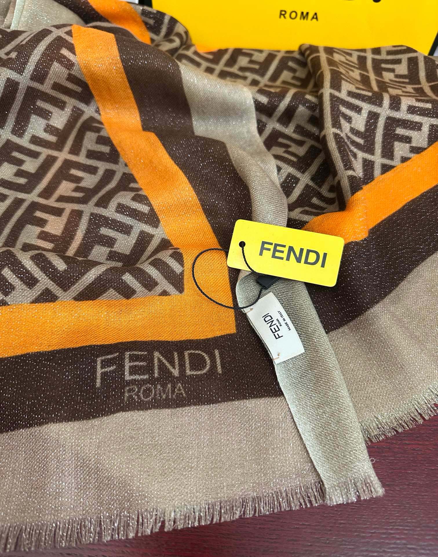 。新款2025 F家最新款银丝【FF银丝印花长巾】💟 度假及日常都非常好搭配的款😍订】一看到就想去旅游‼