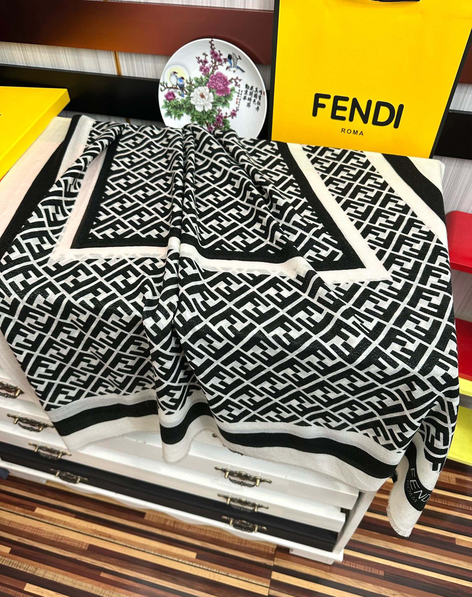 。新款2025 F家最新款银丝【FF银丝印花长巾】💟 度假及日常都非常好搭配的款😍订】一看到就想去旅游‼