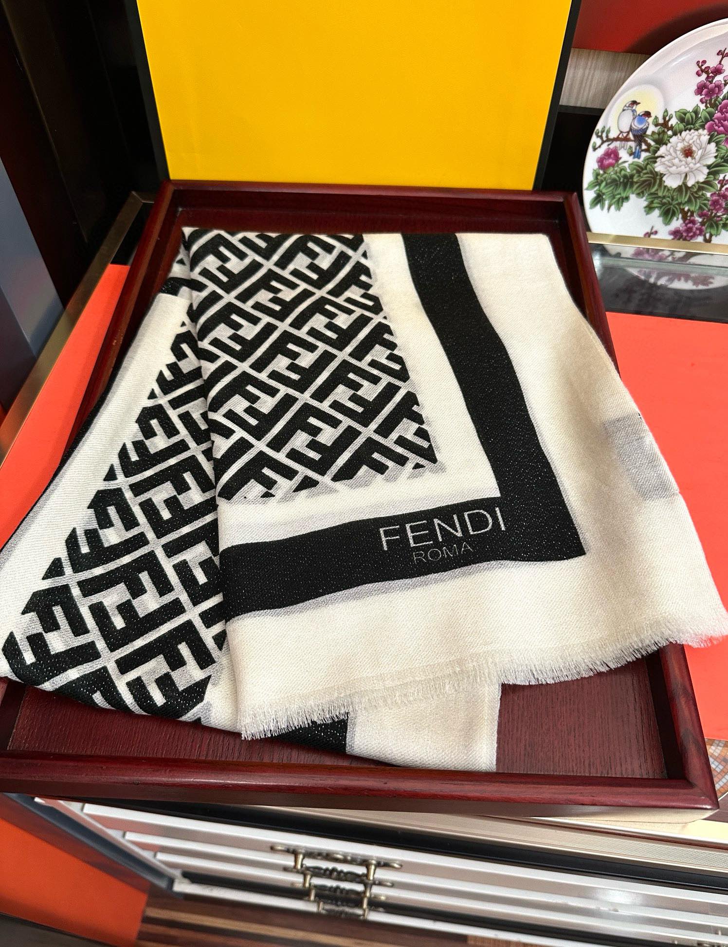 。新款2025 F家最新款银丝【FF银丝印花长巾】💟 度假及日常都非常好搭配的款😍订】一看到就想去旅游‼