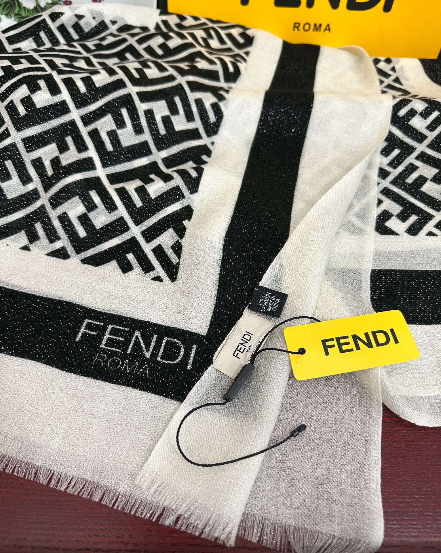 。新款2025 F家最新款银丝【FF银丝印花长巾】💟 度假及日常都非常好搭配的款😍订】一看到就想去旅游‼