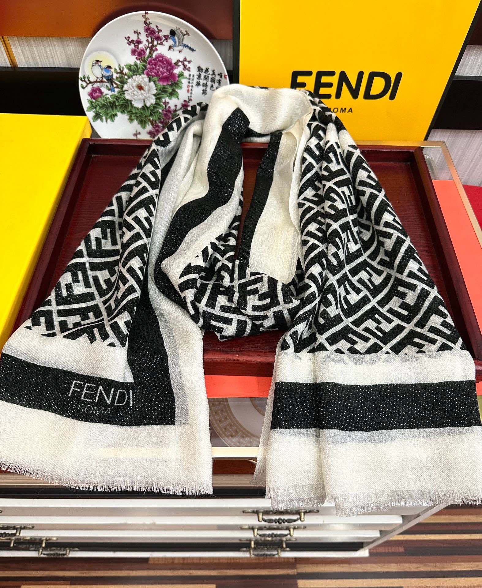 。新款2025 F家最新款银丝【FF银丝印花长巾】💟 度假及日常都非常好搭配的款😍订】一看到就想去旅游‼