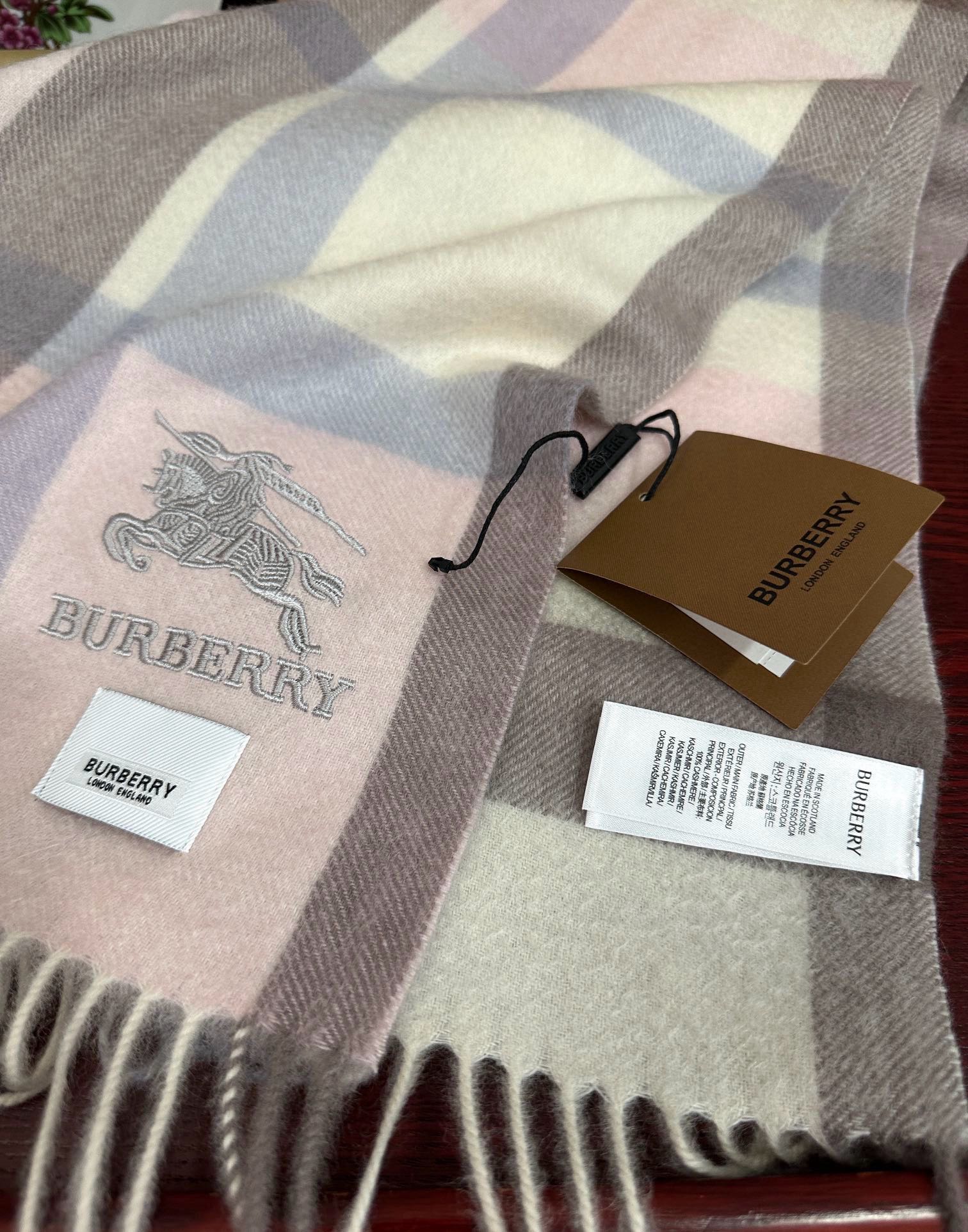 。85%山羊绒 2025巴宝莉【刺绣战马】采用内蒙古顶级山羊绒 最新款男女通用情侣款👫重磅推荐💥 经典的