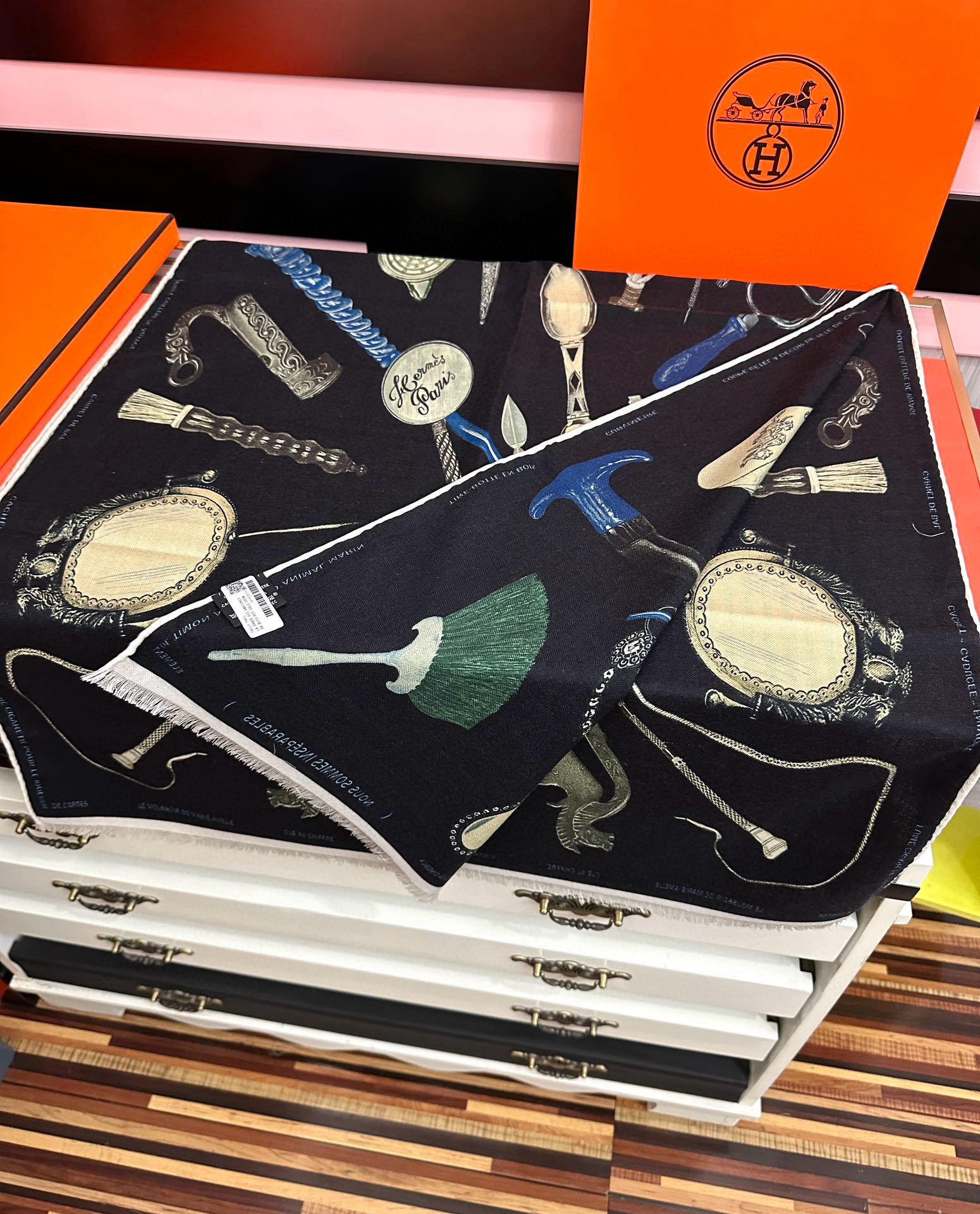 。新款 2025爱马仕。【型影相随】双面同色 太美了[吃瓜]下手一定要快[嘴唇]四季都可以用[勾引]真心