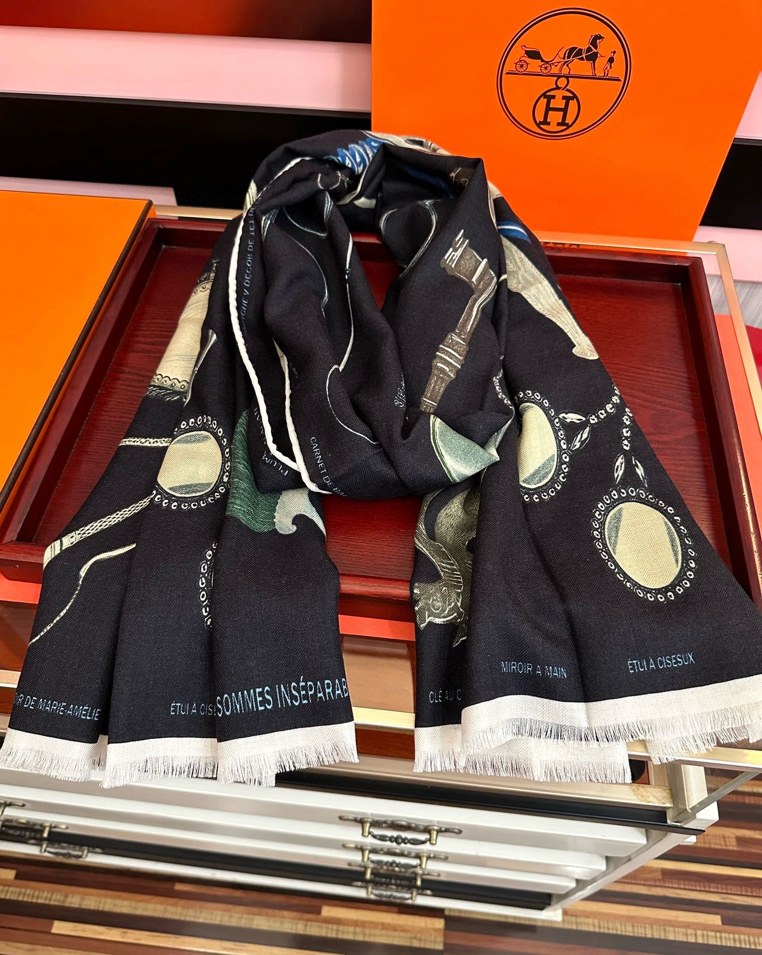 。新款 2025爱马仕。【型影相随】双面同色 太美了[吃瓜]下手一定要快[嘴唇]四季都可以用[勾引]真心